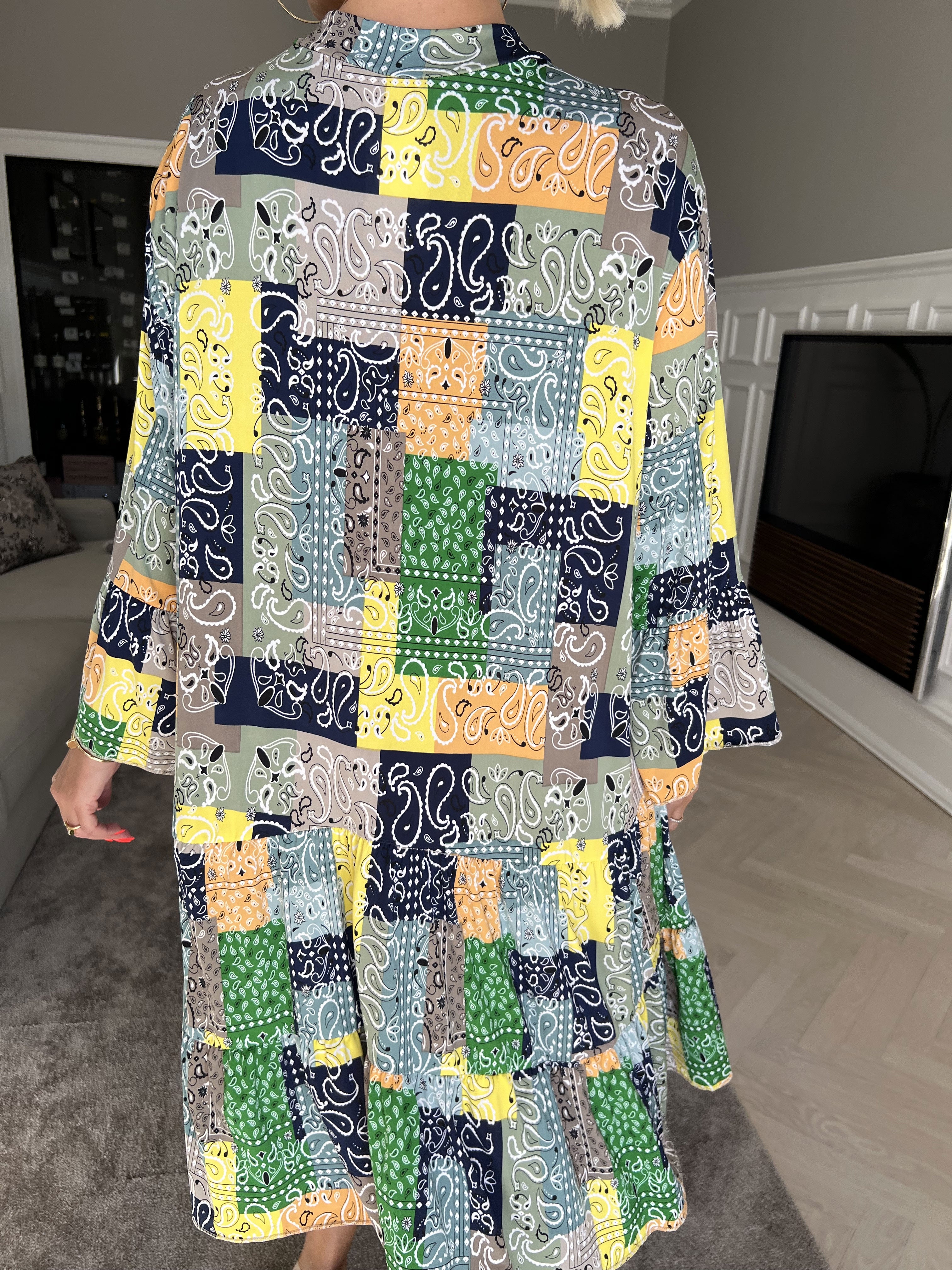 Pauline Paisley - Kjole med v-udskæring og lille flæseskørt