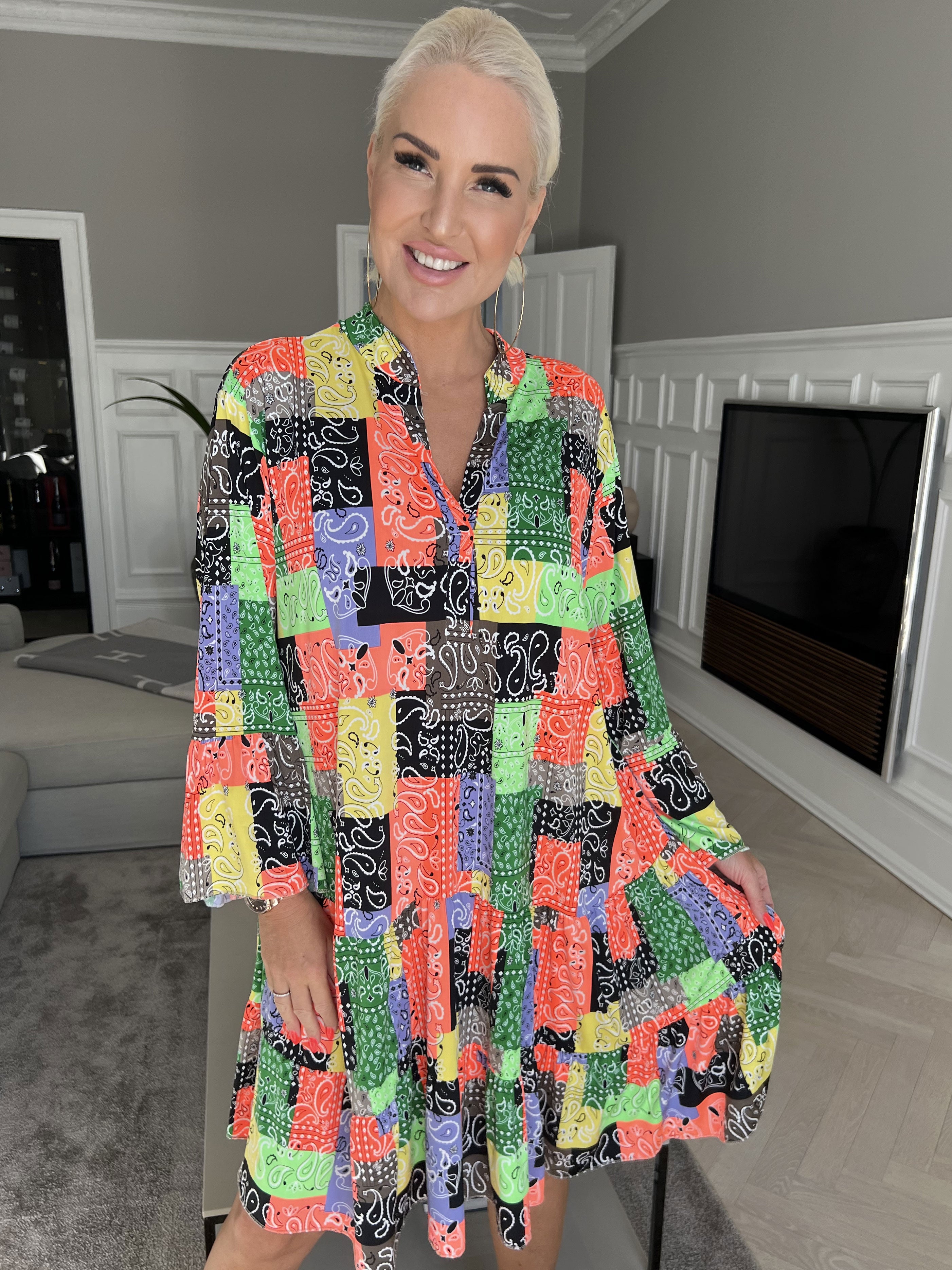 Pauline Paisley - Kjole med v-udskæring og lille flæseskørt