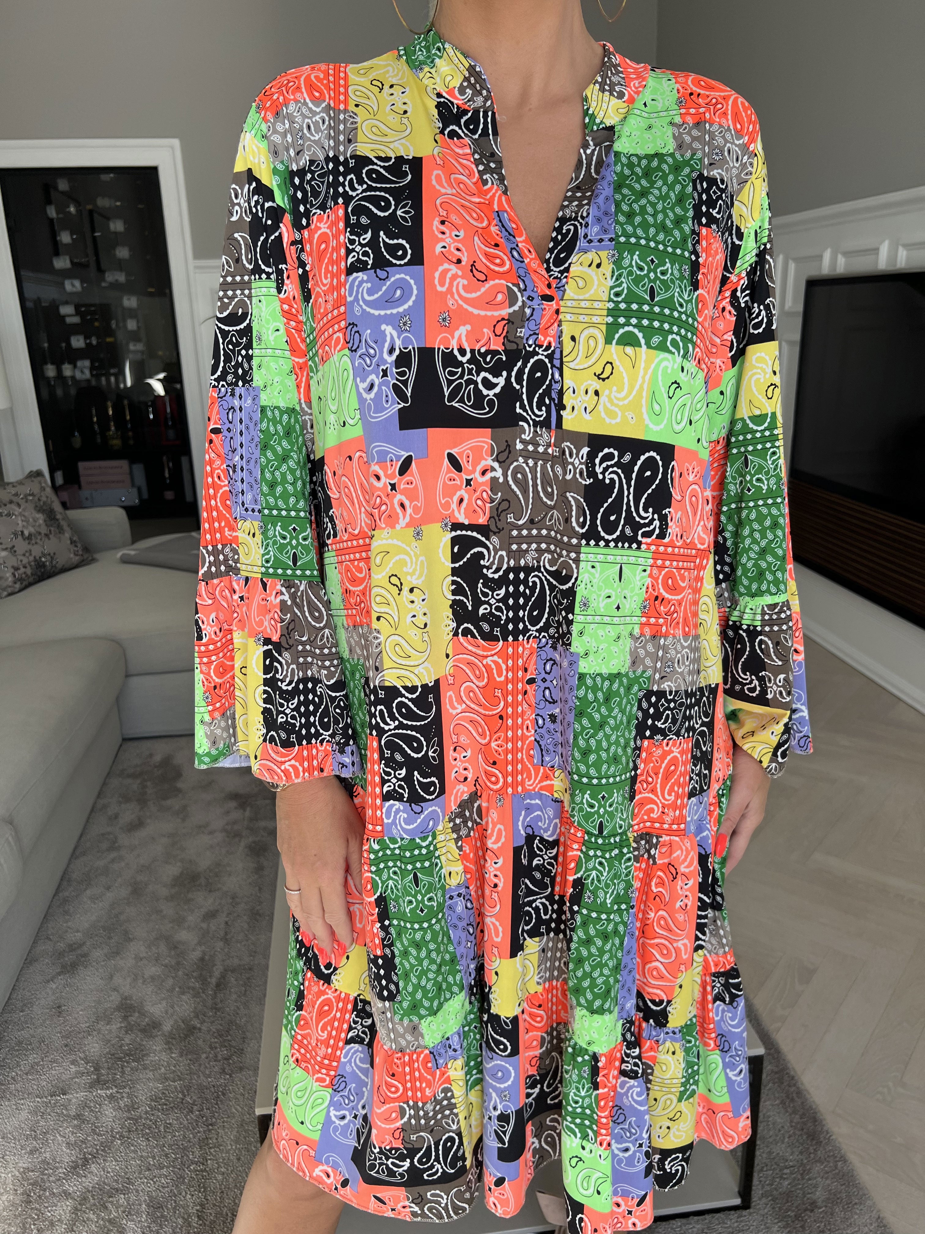 Pauline Paisley - Kjole med v-udskæring og lille flæseskørt