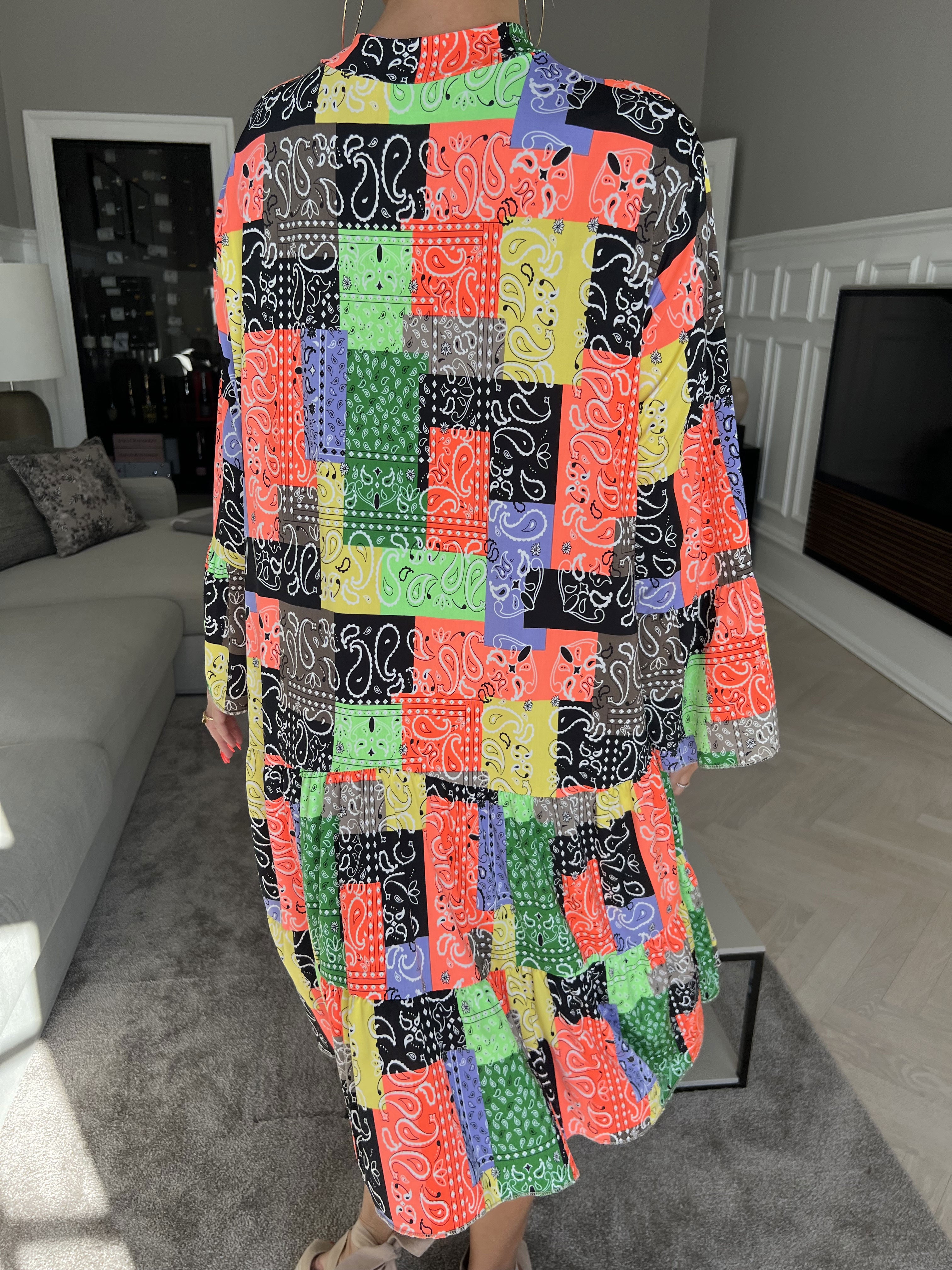 Pauline Paisley - Kjole med v-udskæring og lille flæseskørt