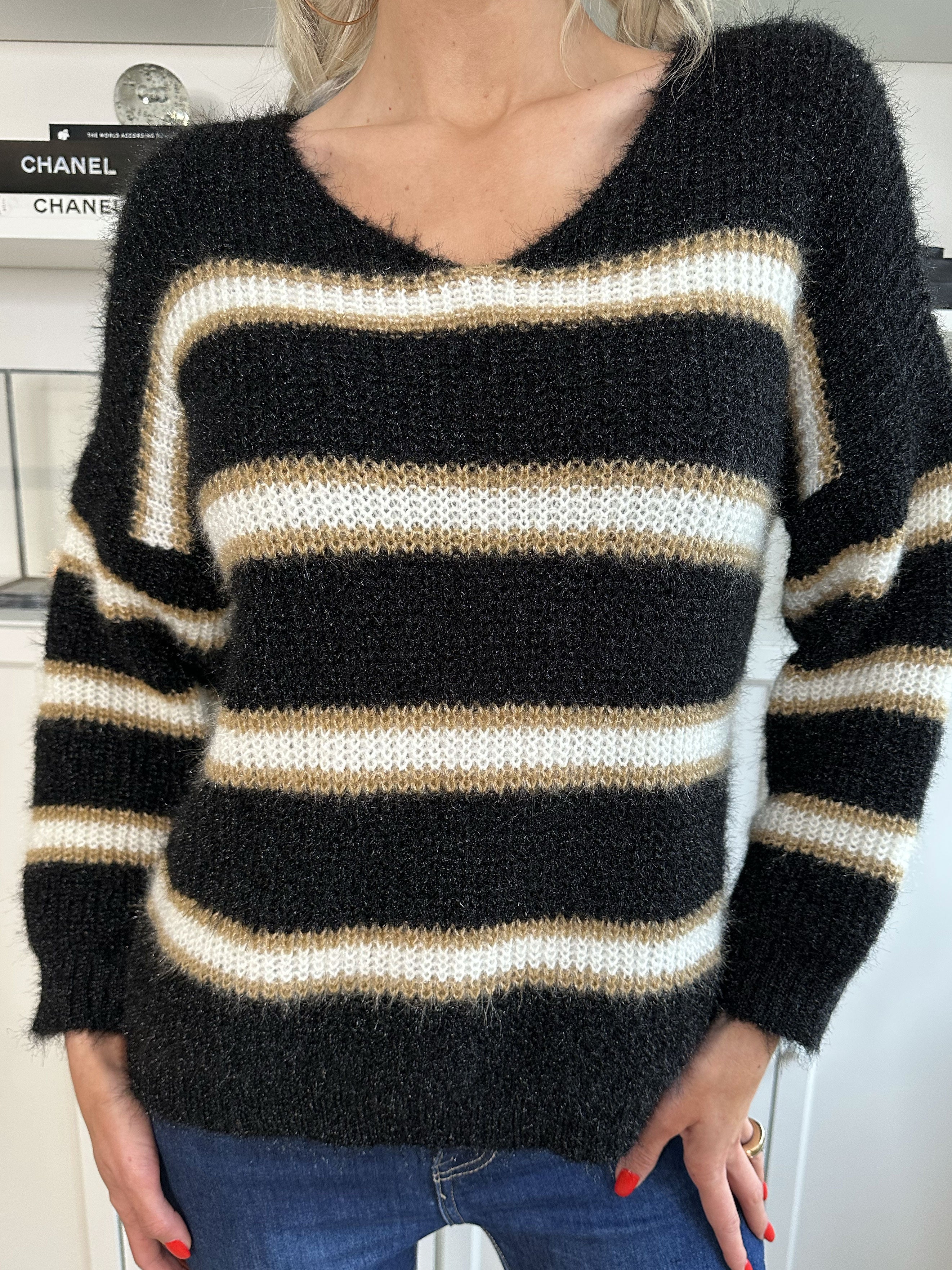 Nemo - Sød strik med farvet striber og v-hals