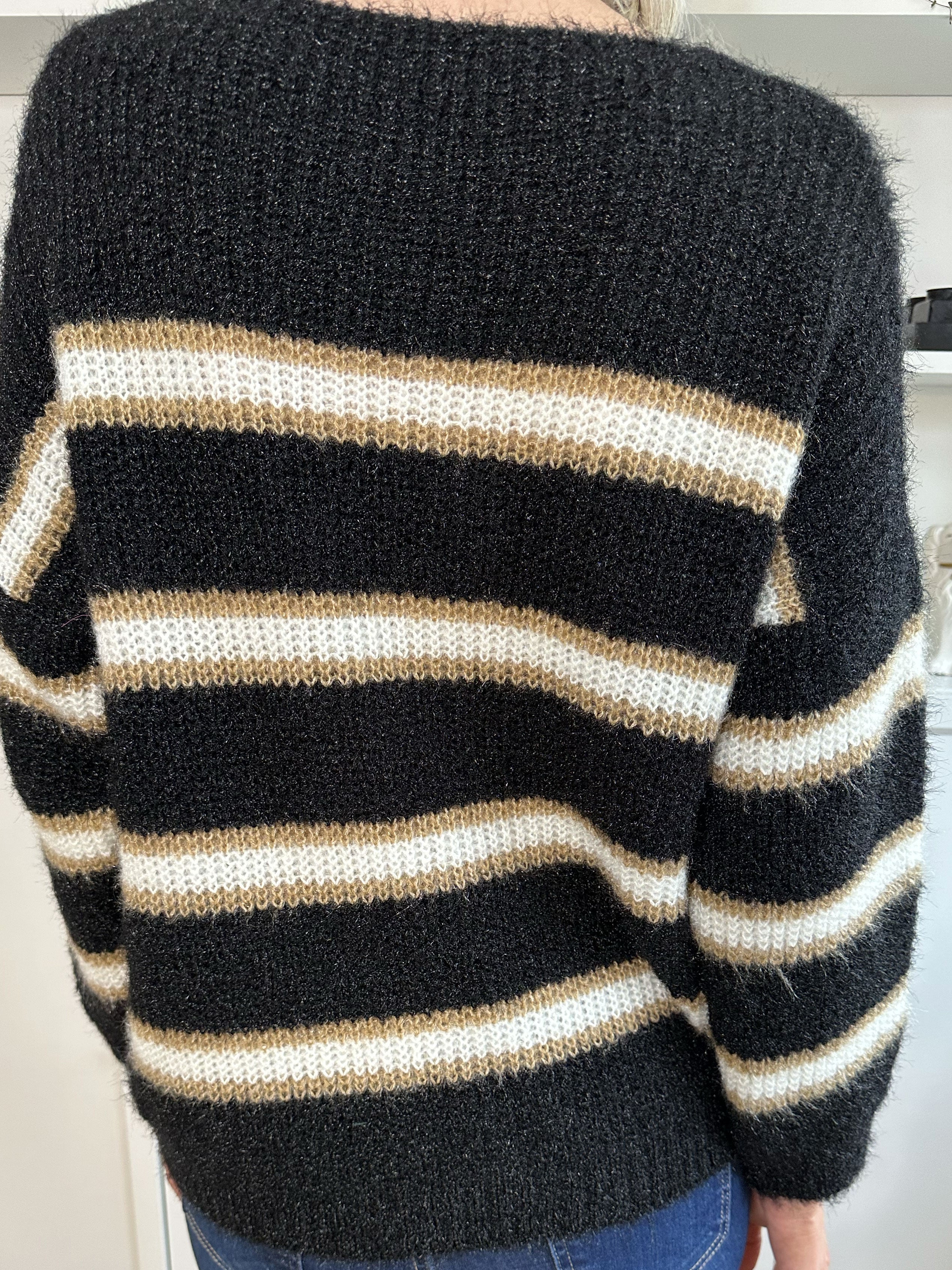 Nemo - Sød strik med farvet striber og v-hals