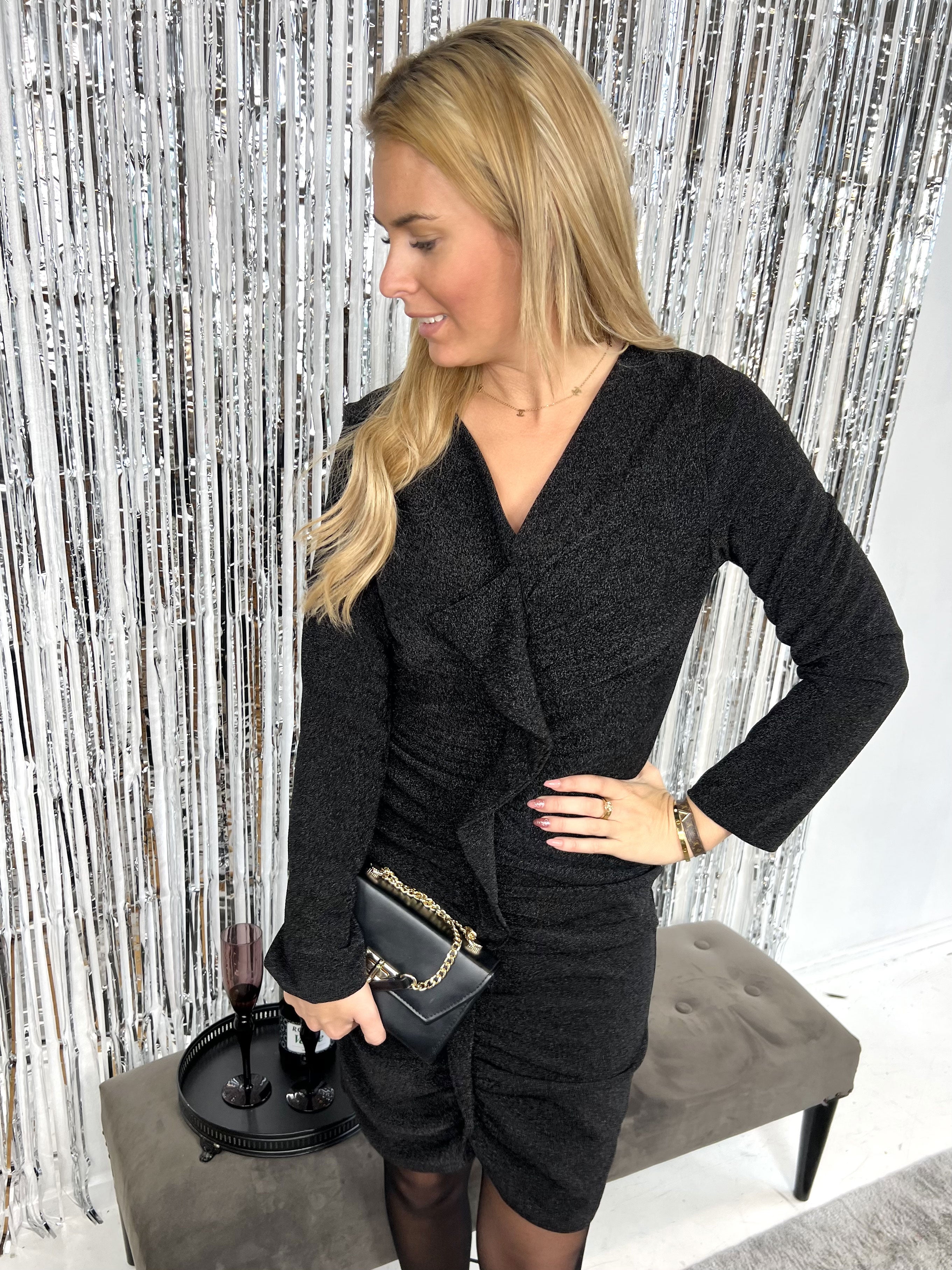 Amelita - Glimmerkjole med flæse på midten