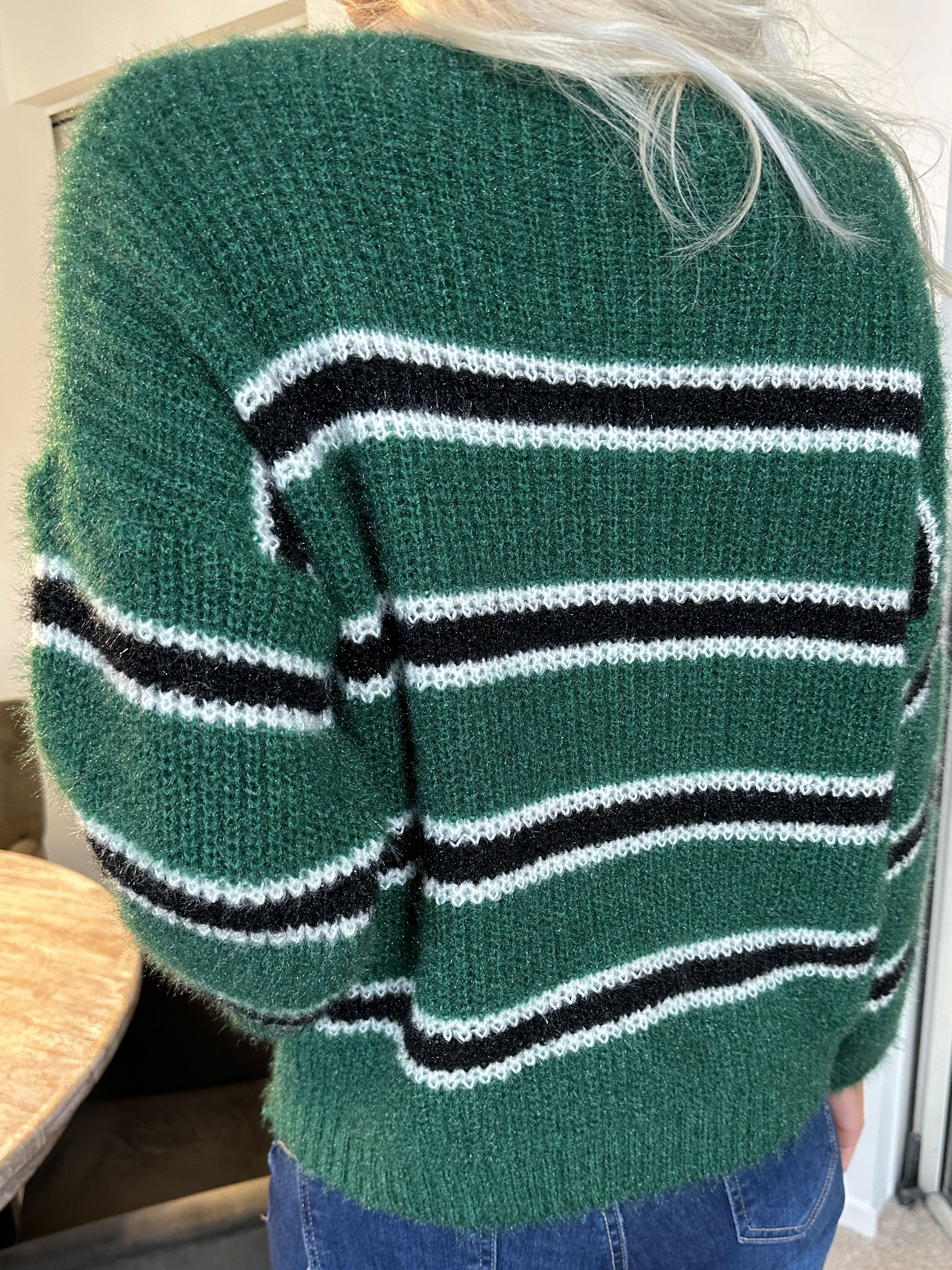 Nemo - Sød strik med farvet striber og v-hals