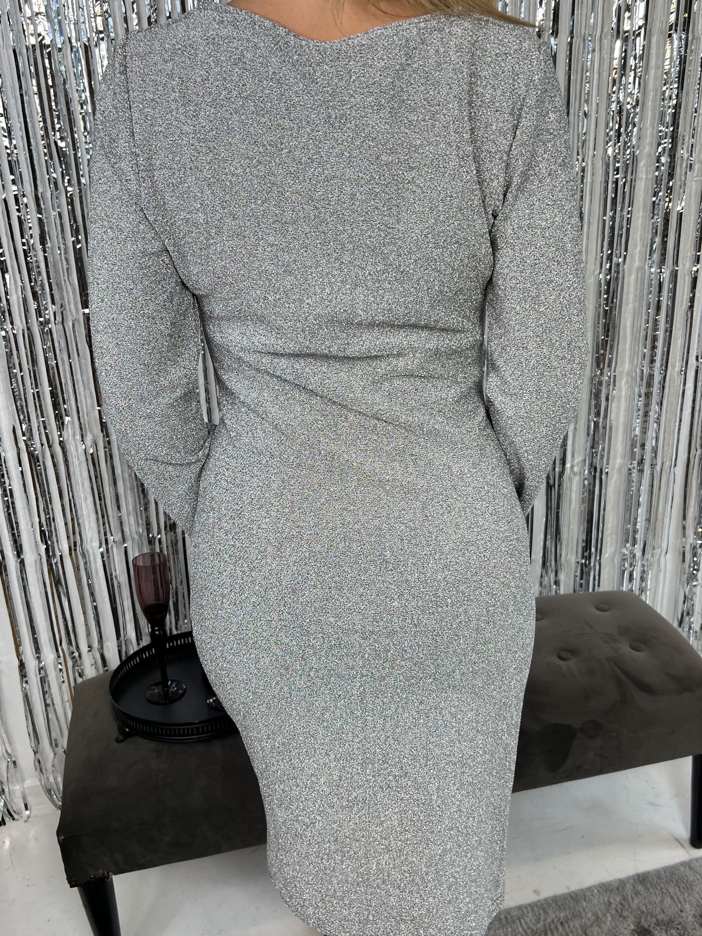 Amelita - Glimmerkjole med flæse på midten