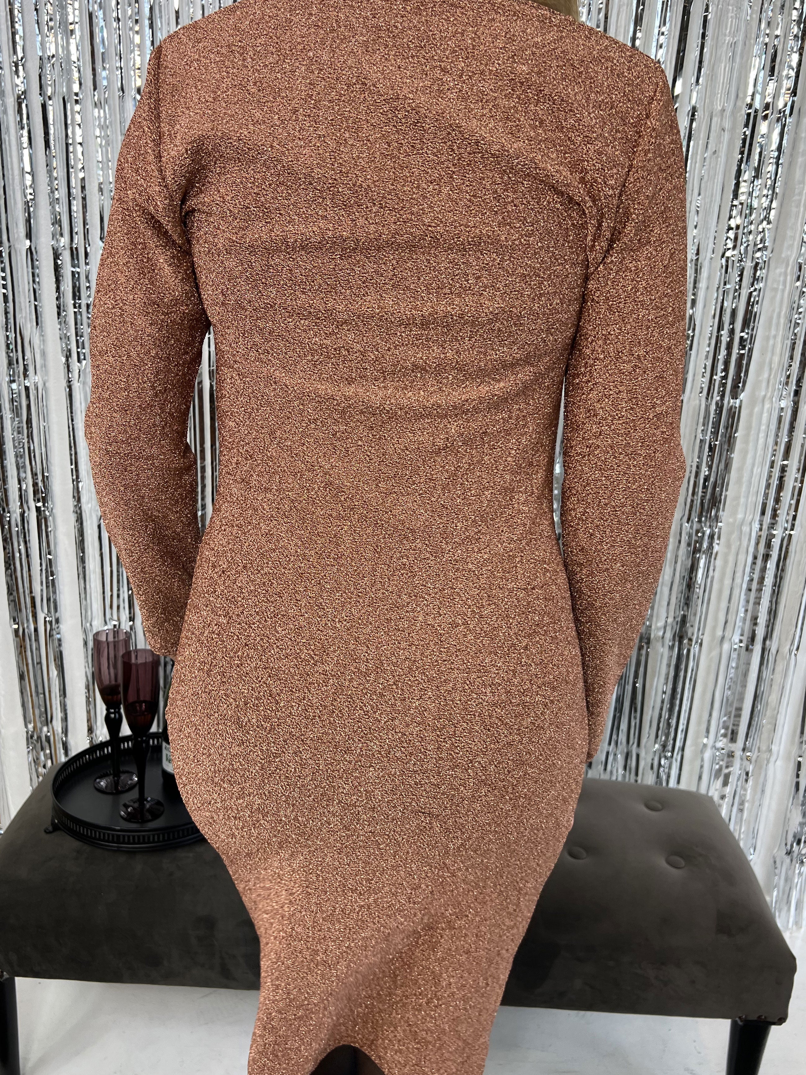 Amelita - Glimmerkjole med flæse på midten