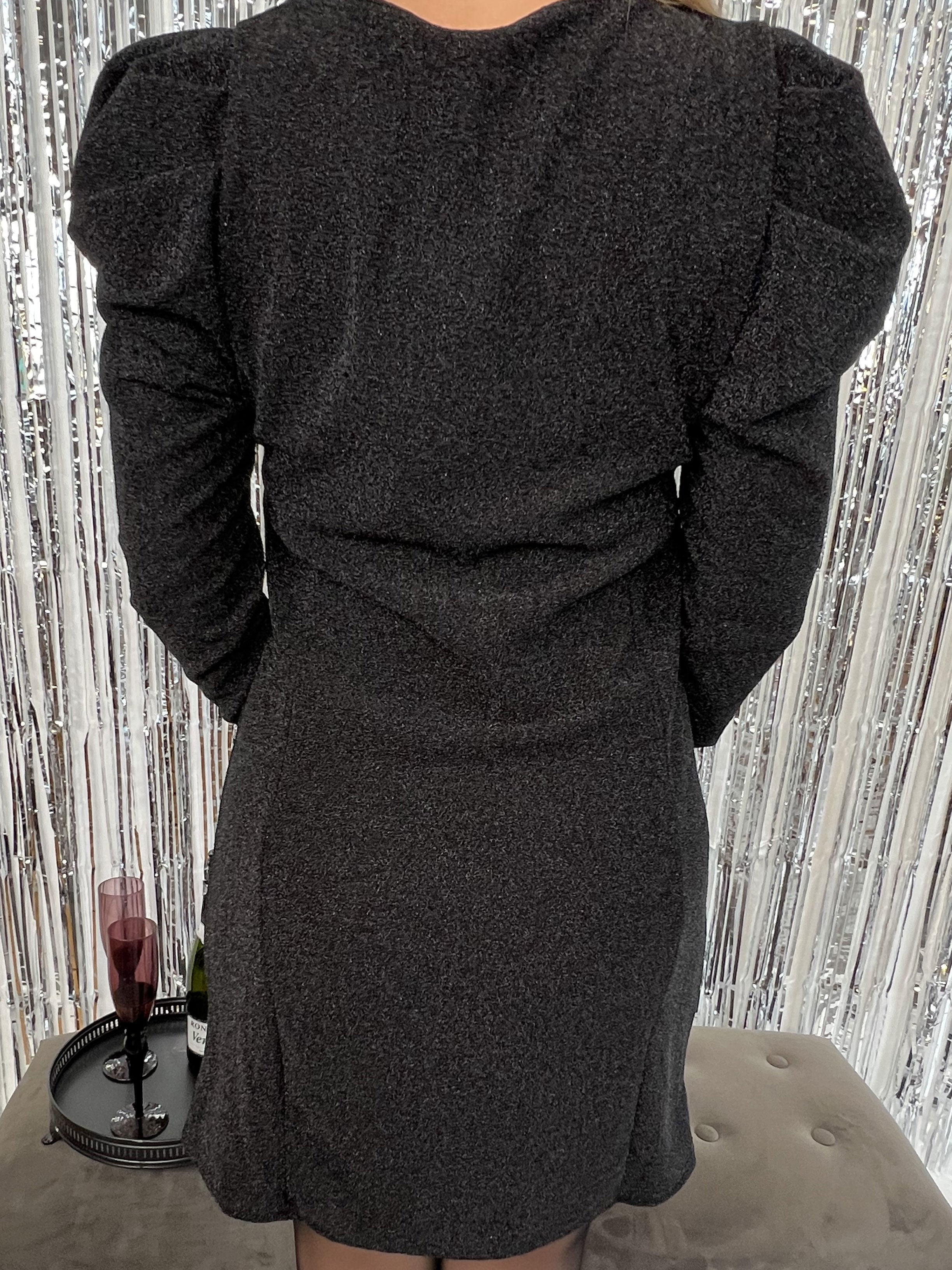 Tatiana - Elegant glimmerkjole med pufærmer