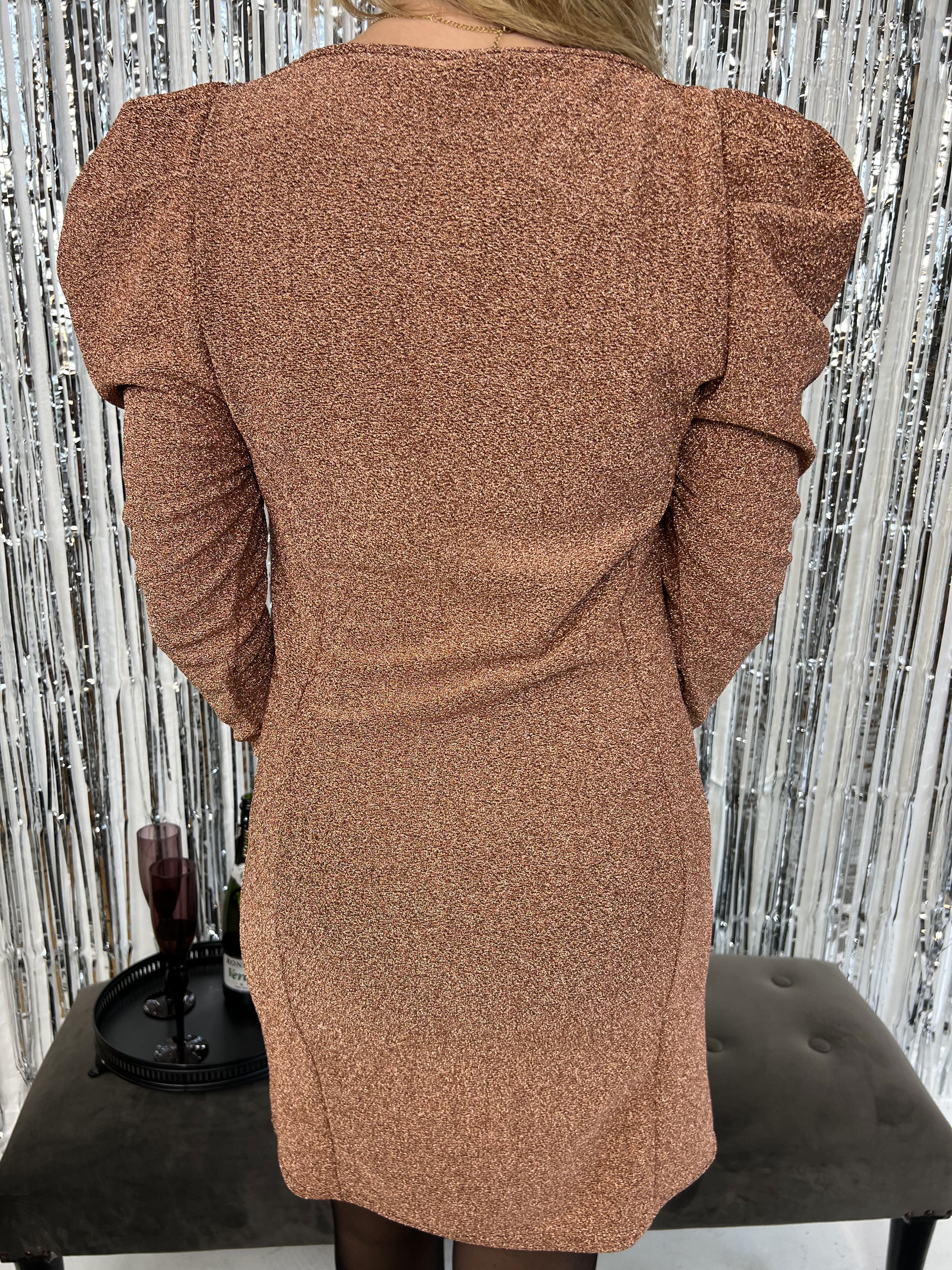 Tatiana - Elegant glimmerkjole med pufærmer