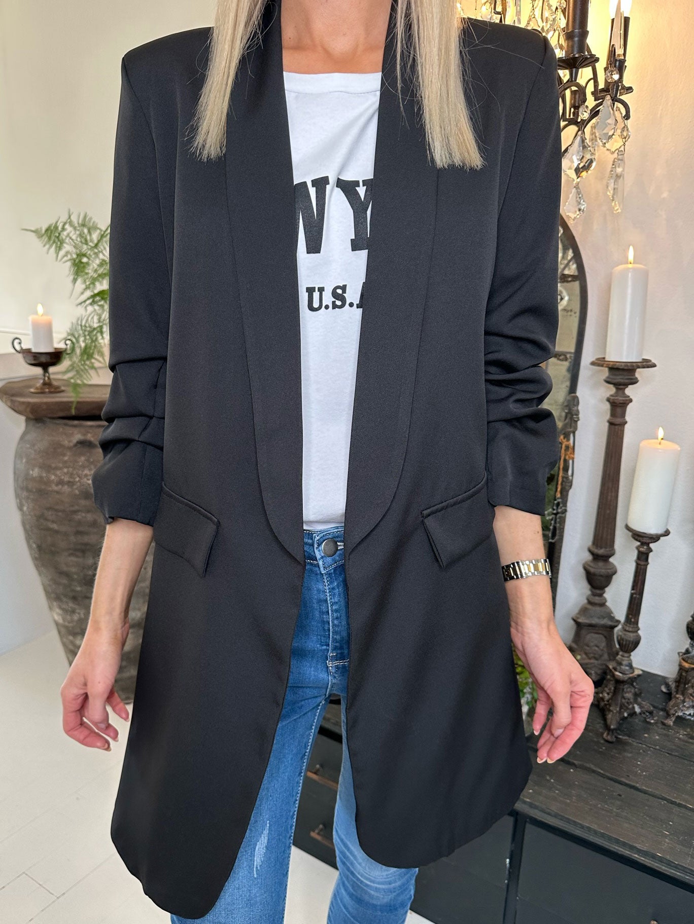 Mila Long - Stilren blazer med rynk på ærmet