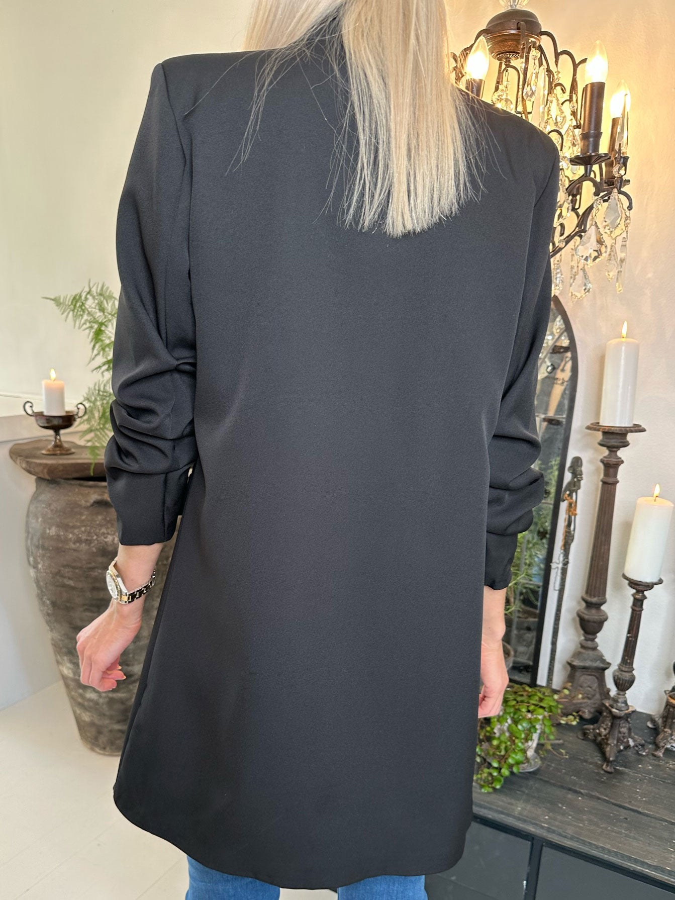 Mila Long - Stilren blazer med rynk på ærmet