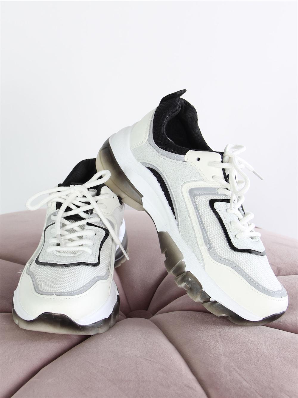 Kourtney - Hvid og sort sneaker med refleksdetaljer