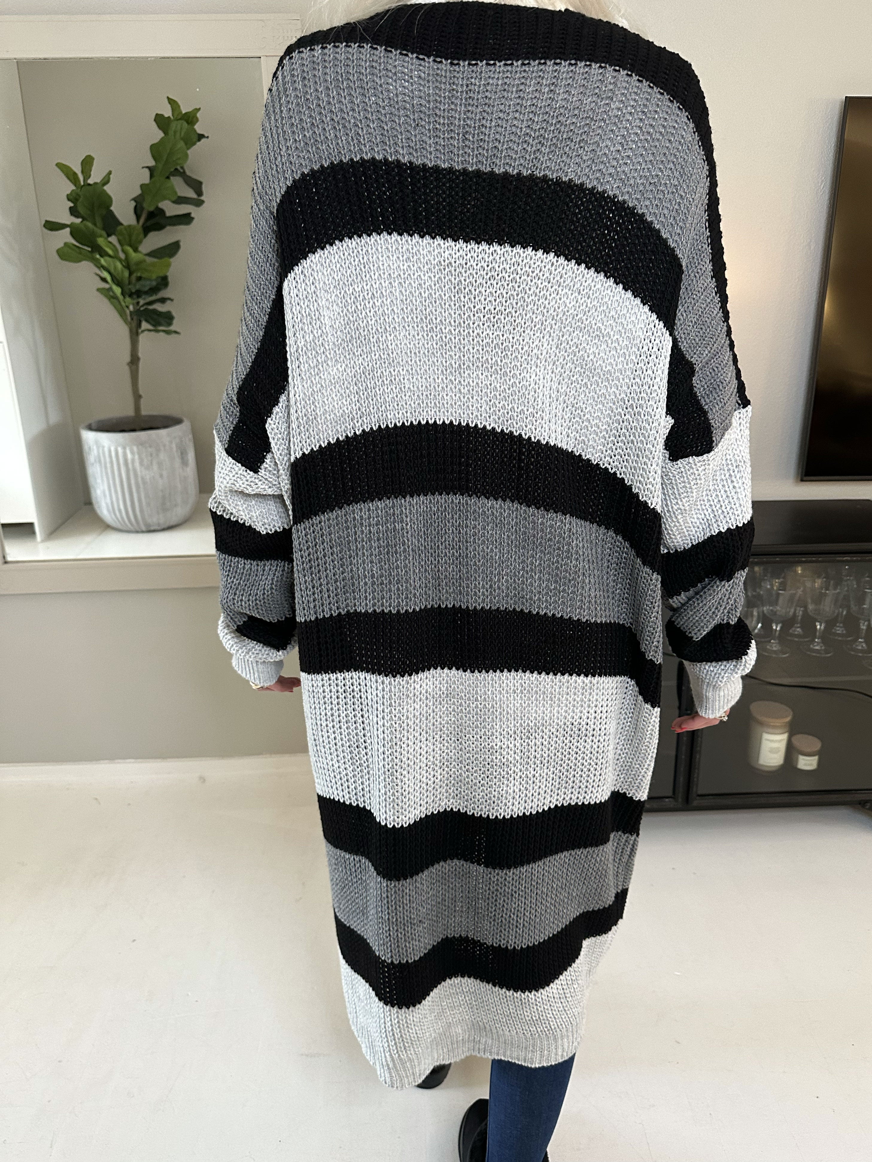 Fekla - Lang strikcardigan med flerfarvet striber