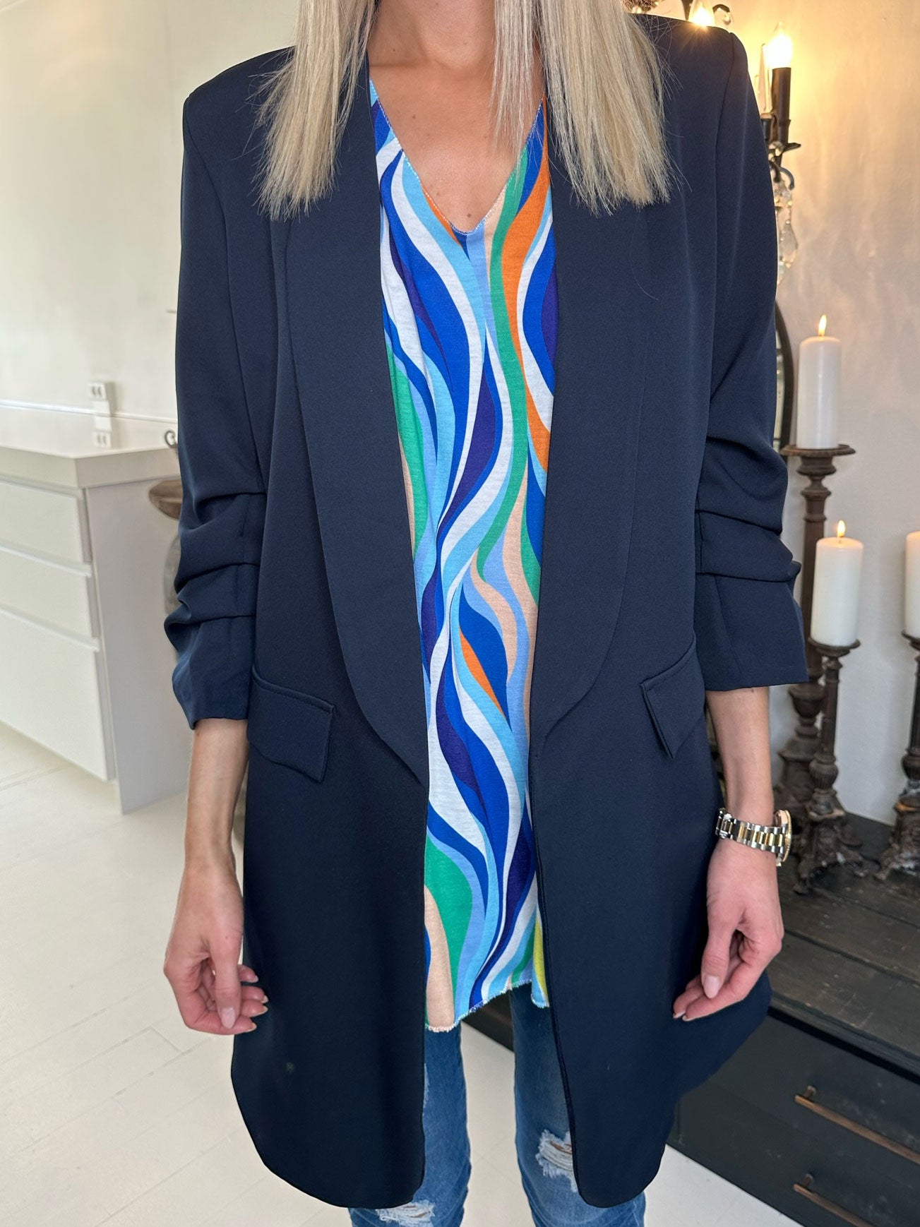 Mila Long - Stilren blazer med rynk på ærmet