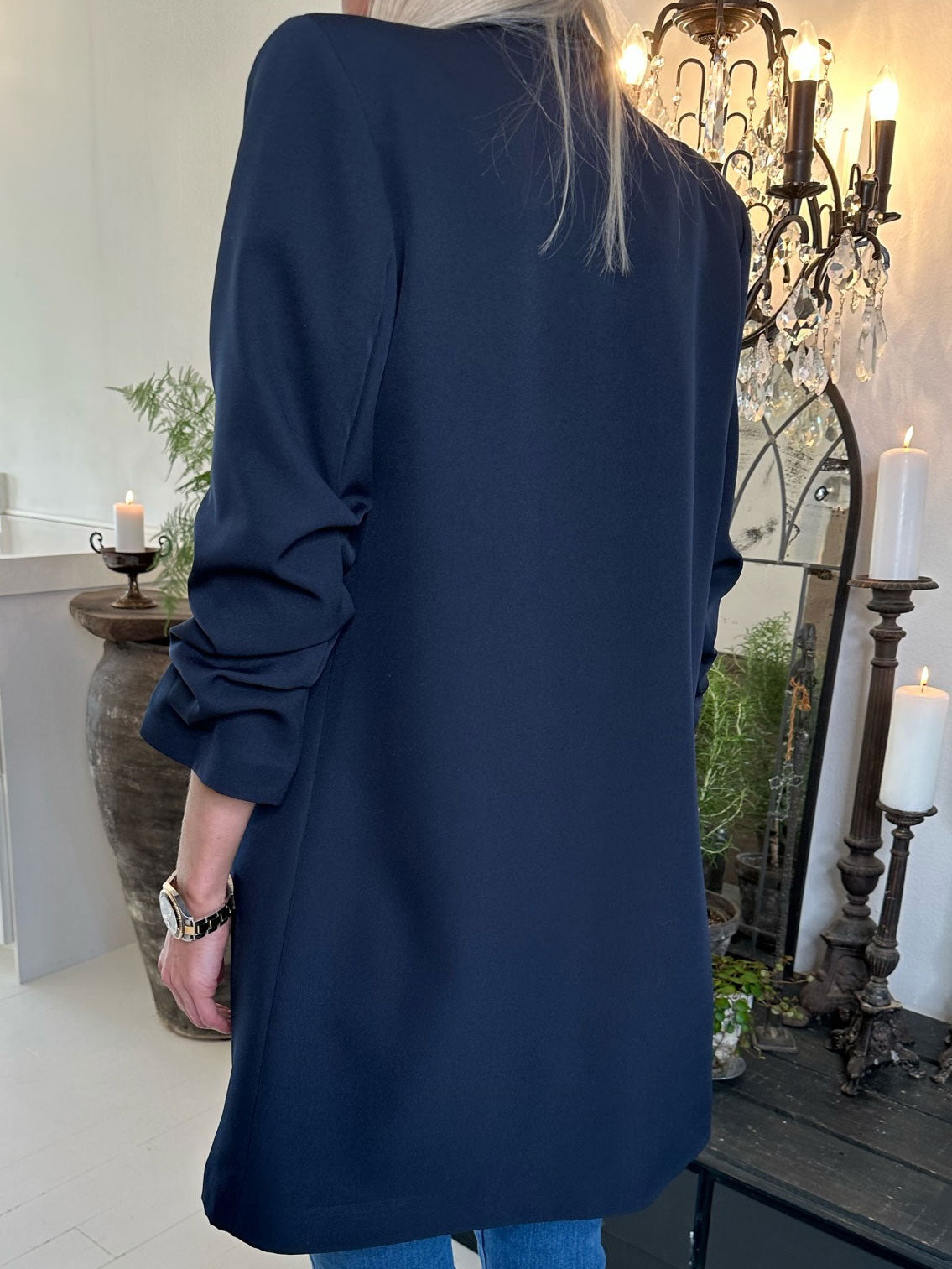 Mila Long - Stilren blazer med rynk på ærmet