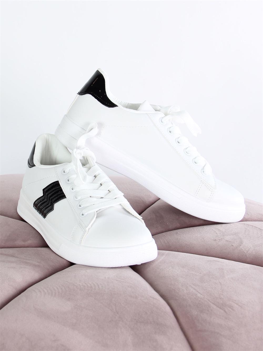 Maira - Hvide sneakers med sorte detaljer og hvid sål