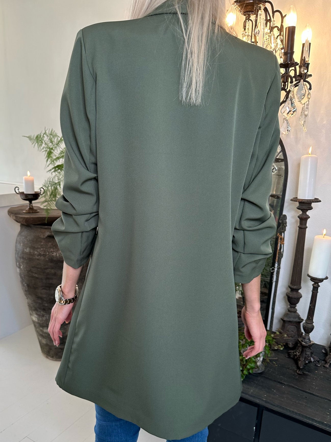 Mila Long - Stilren blazer med rynk på ærmet