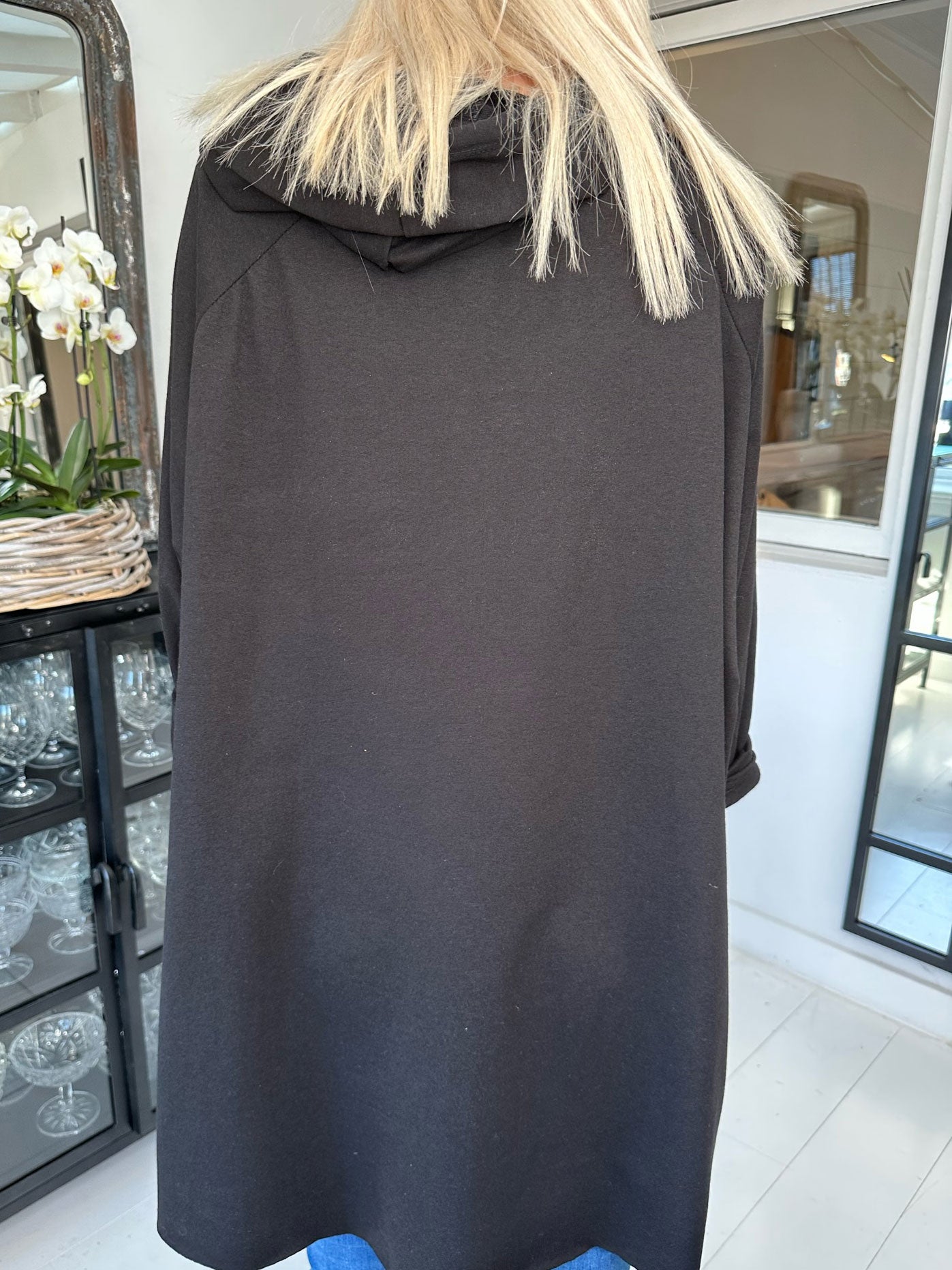 Cecilia - Sweatshirtkjole med hætte og guld vogue print