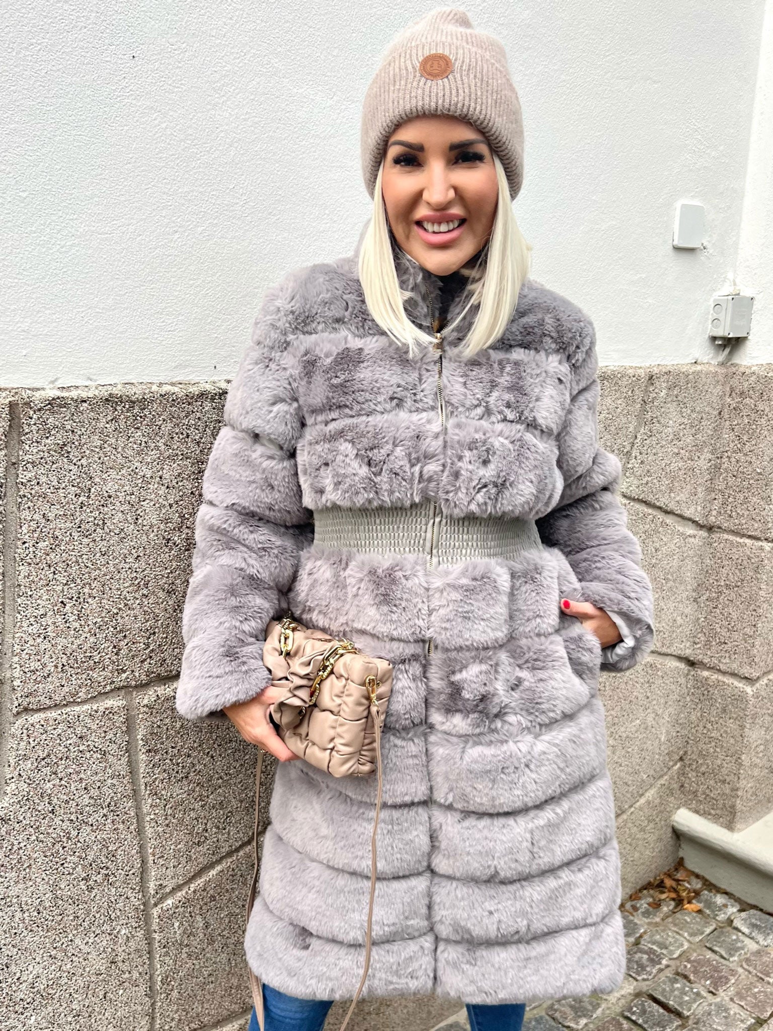 Darya - Fakefur jakke med elastik i taljen