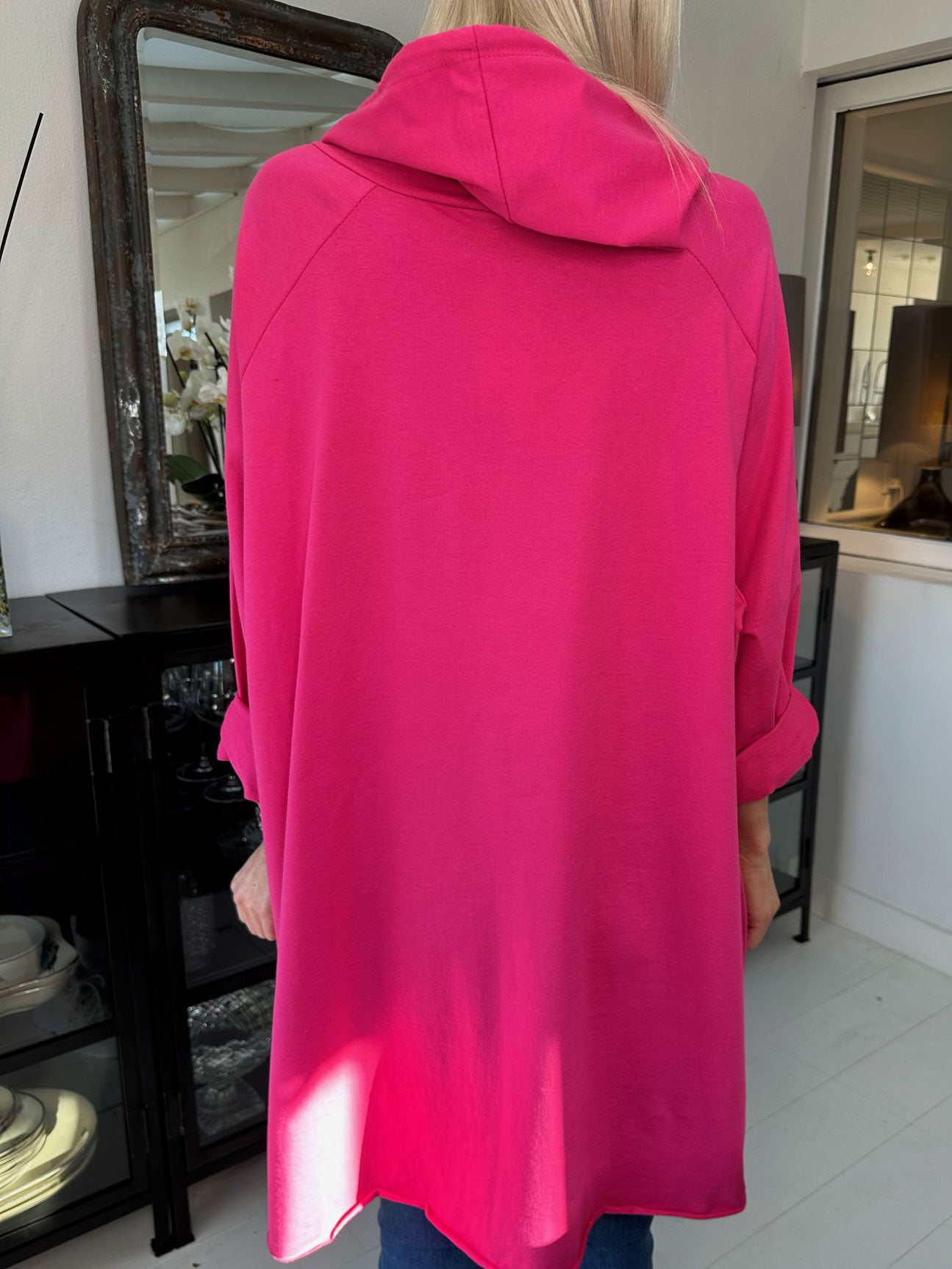 Cecilia - Sweatshirtkjole med hætte og guld vogue print