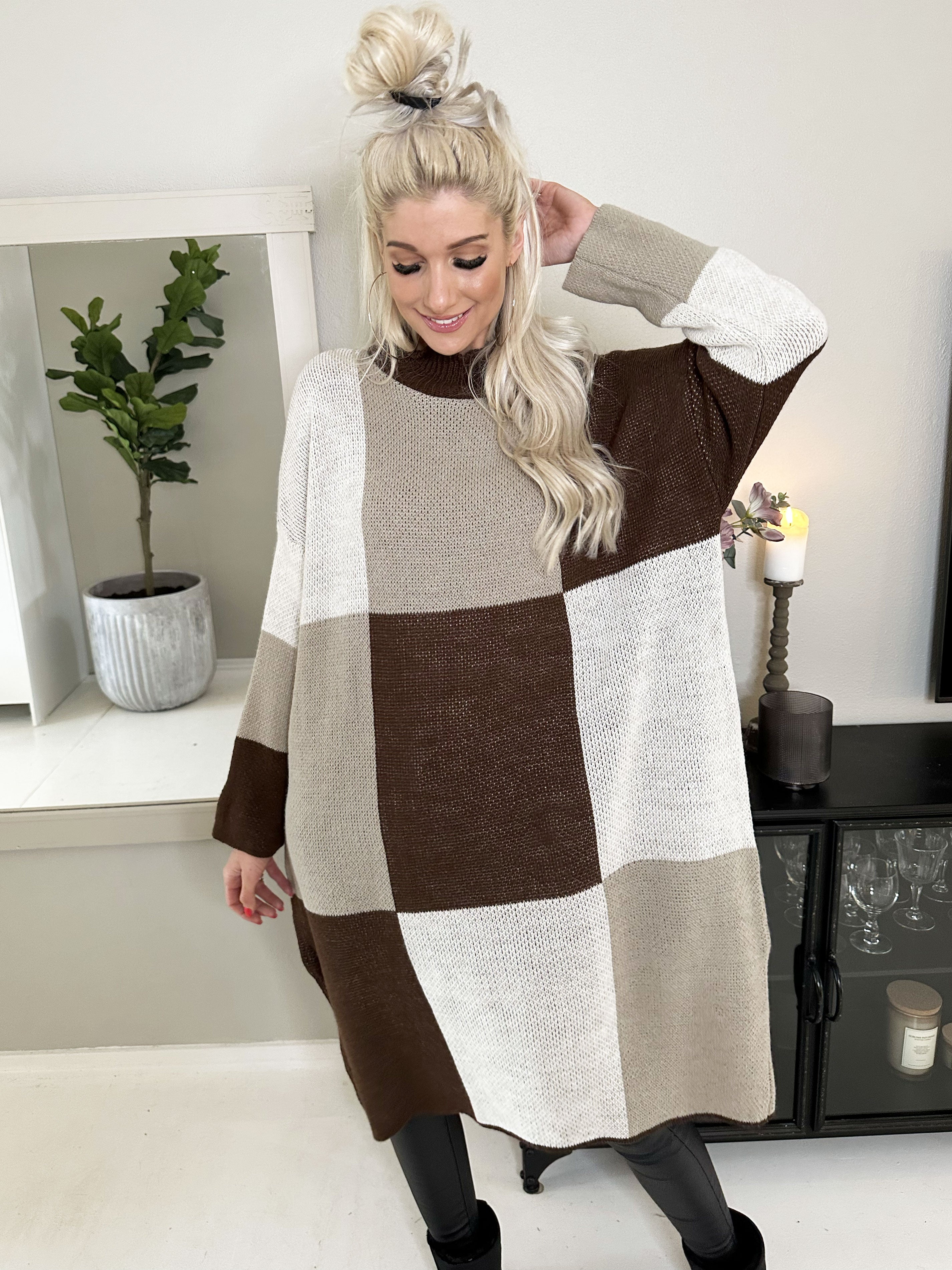 Malika - Lang ternet strikkjole med turtleneck