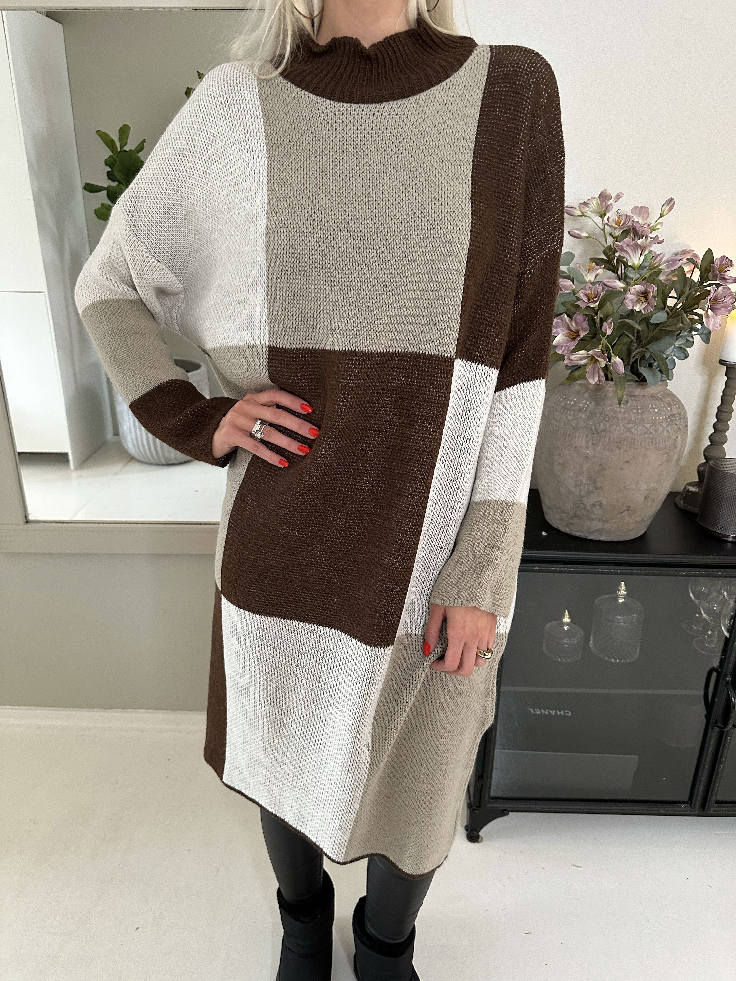 Malika - Lang ternet strikkjole med turtleneck