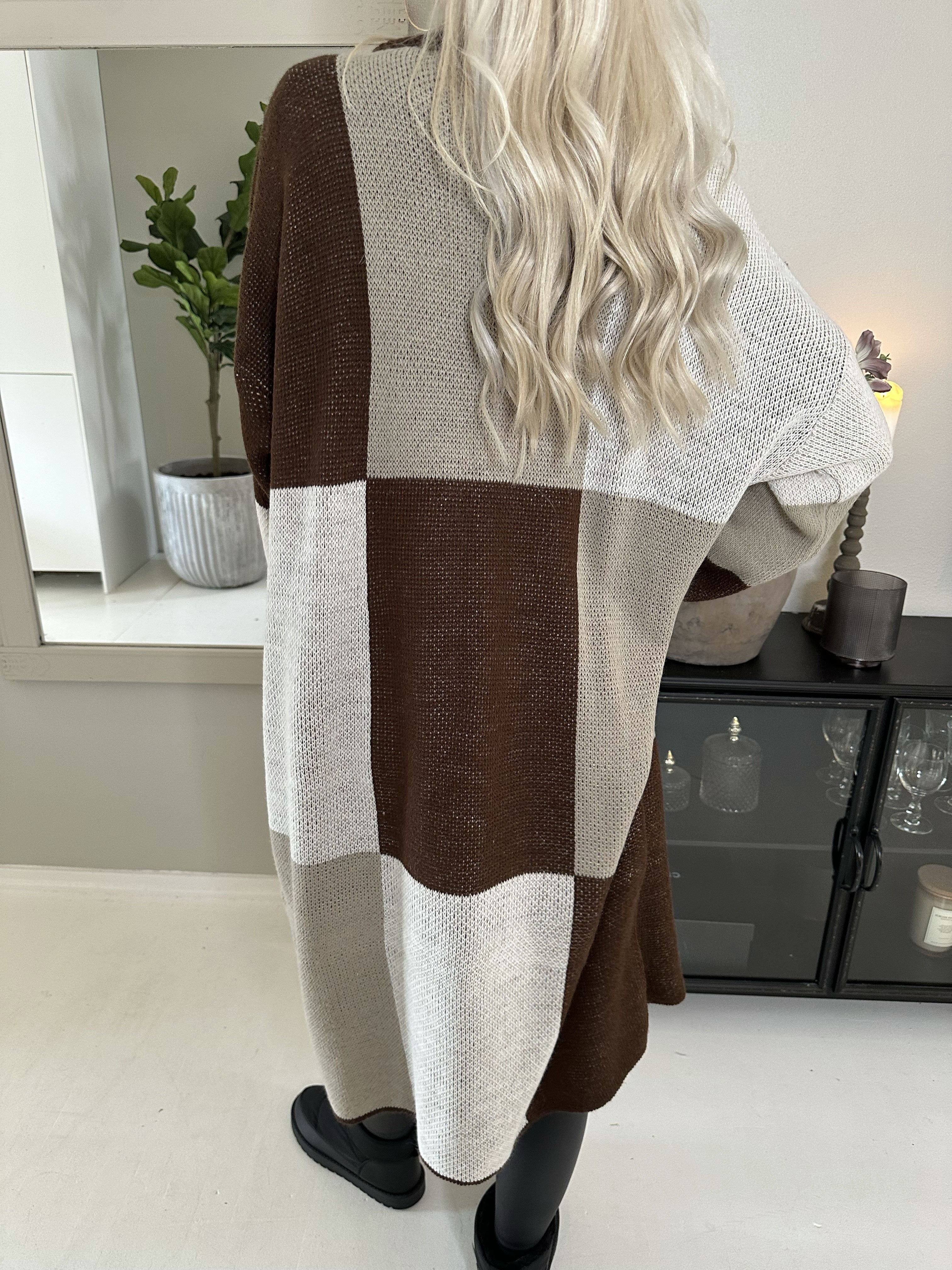 Malika - Lang ternet strikkjole med turtleneck