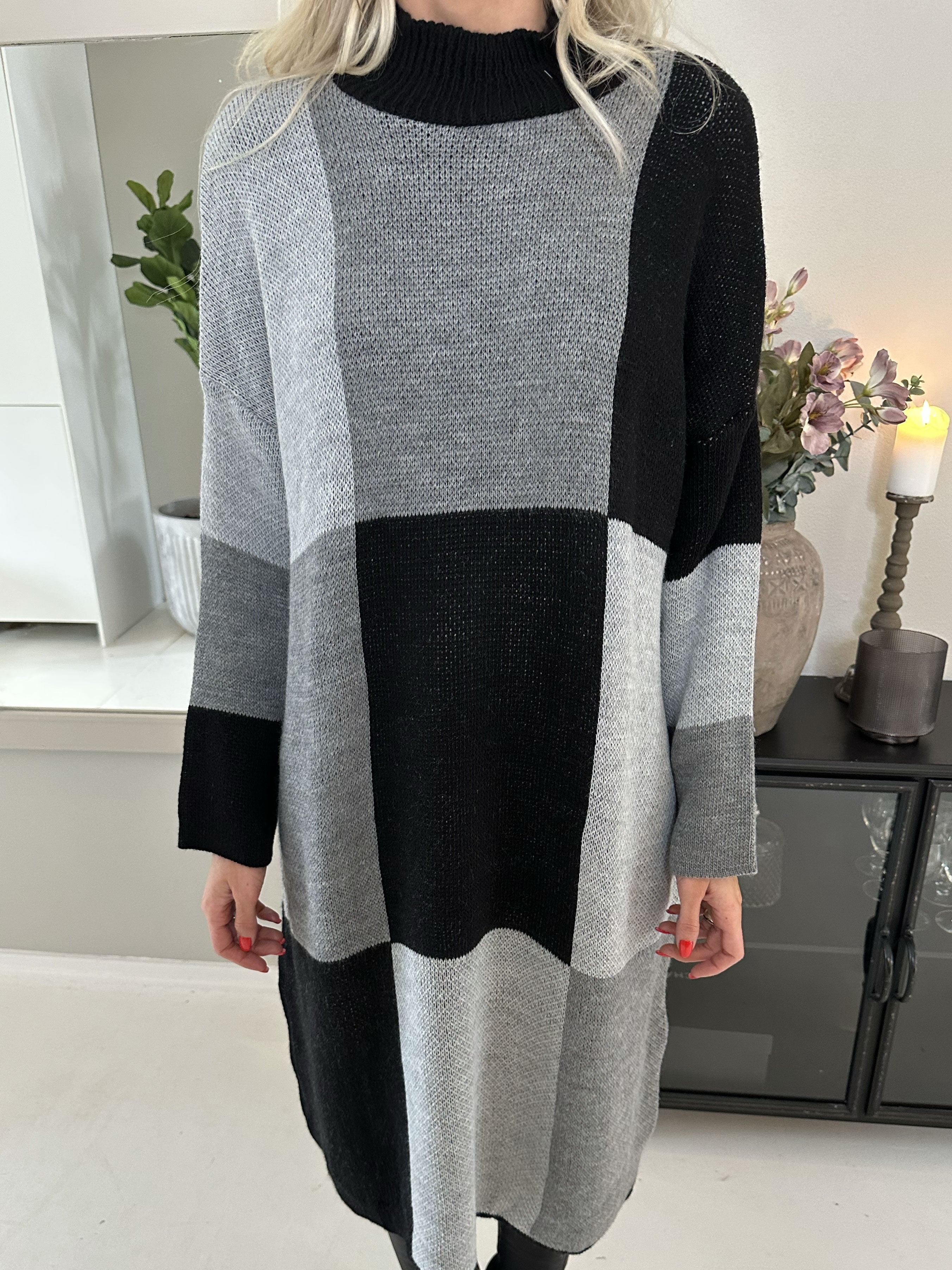 Malika - Lang ternet strikkjole med turtleneck