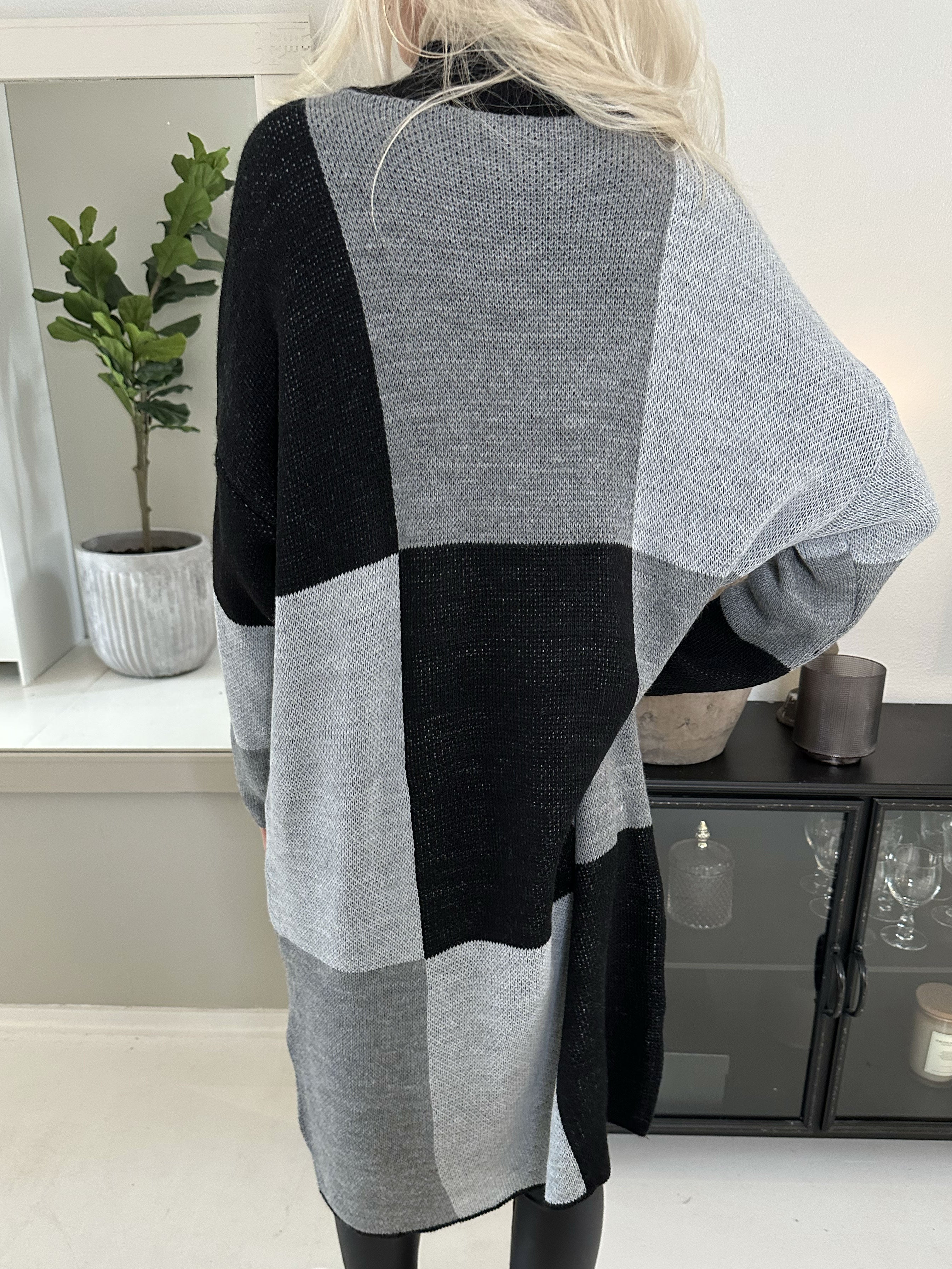 Malika - Lang ternet strikkjole med turtleneck