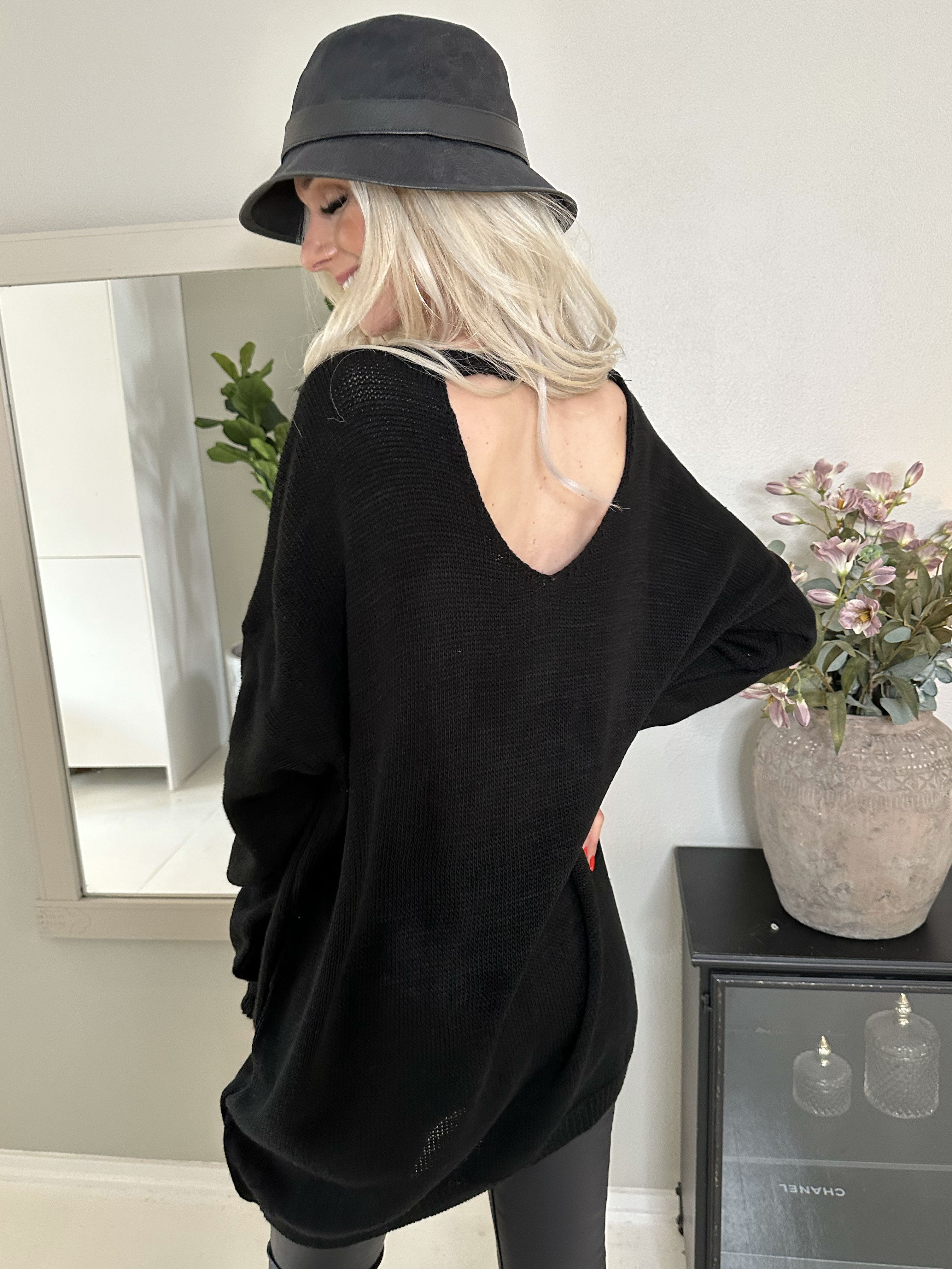 Stella - Simpel strikkjole med dyb ryg