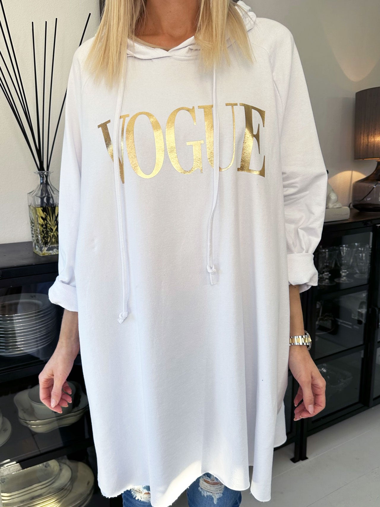 Cecilia - Sweatshirtkjole med hætte og guld vogue print