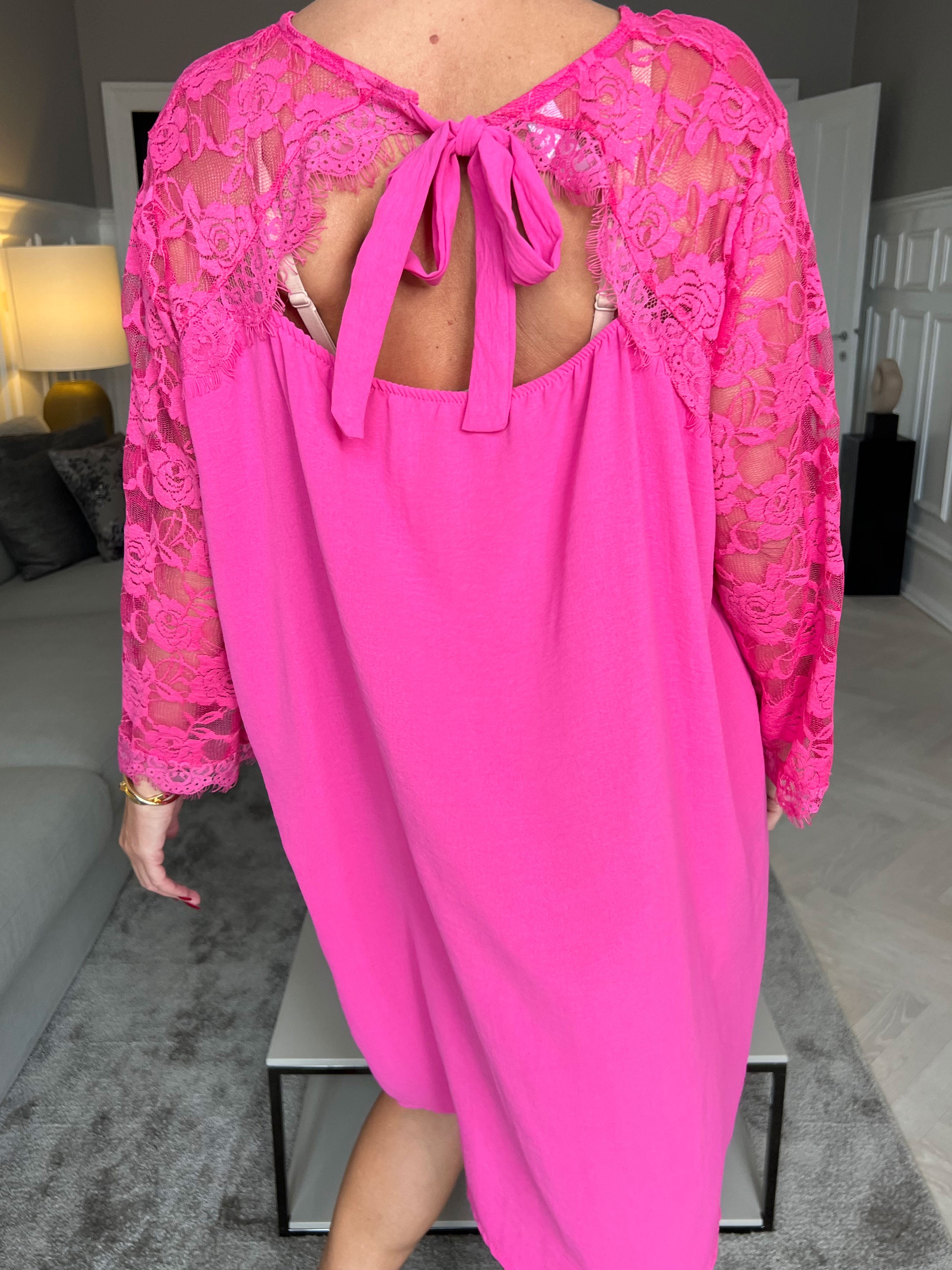 Nadine dress - Sød blonde kjole med sløjfe i ryggen