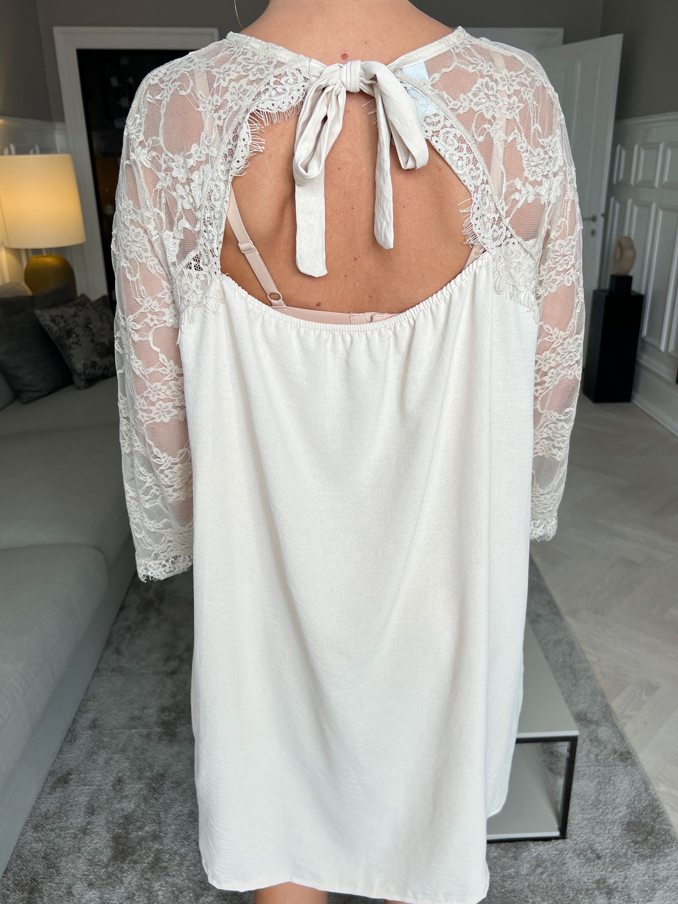 Nadine dress - Sød blonde kjole med sløjfe i ryggen