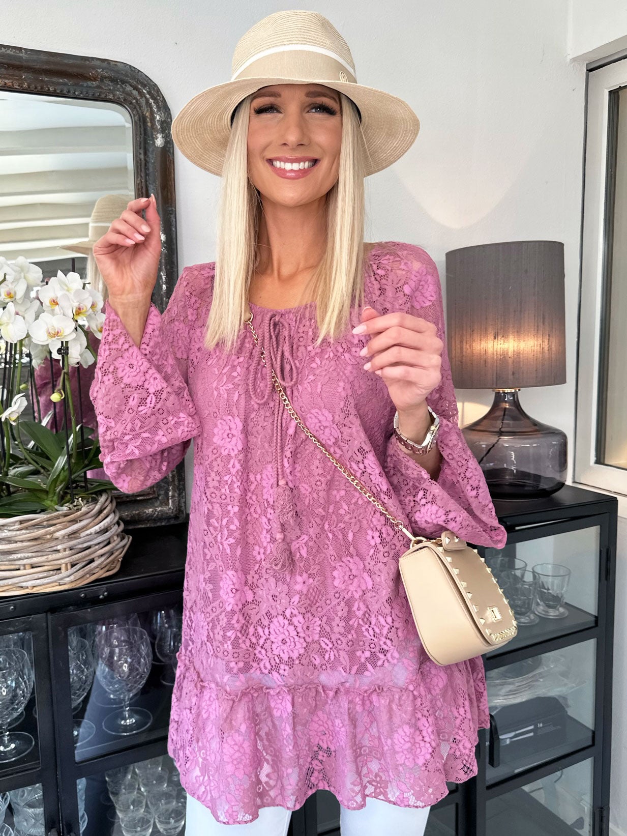 Trille - Sød blondetunika med flæsekant