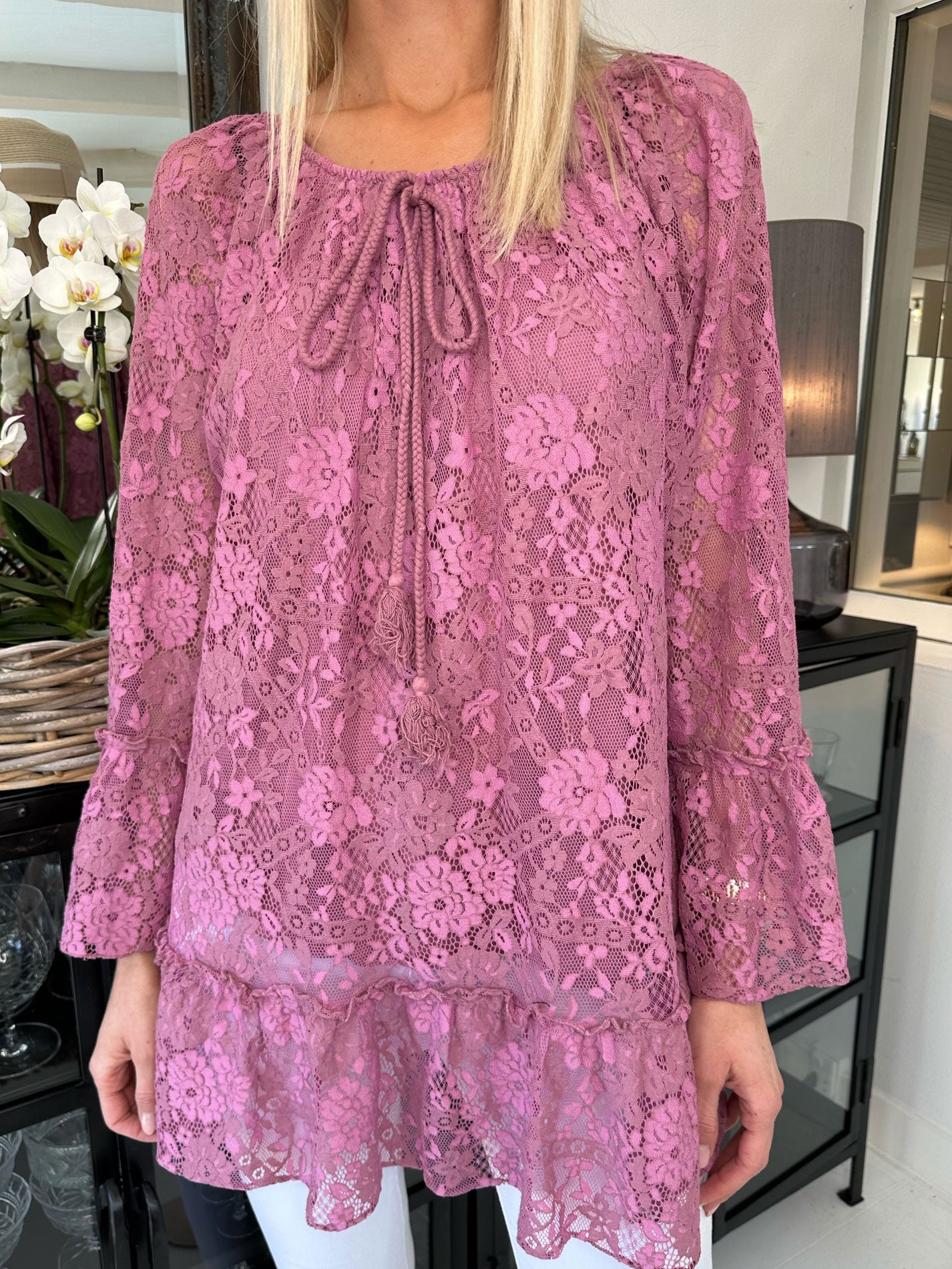 Trille - Sød blondetunika med flæsekant