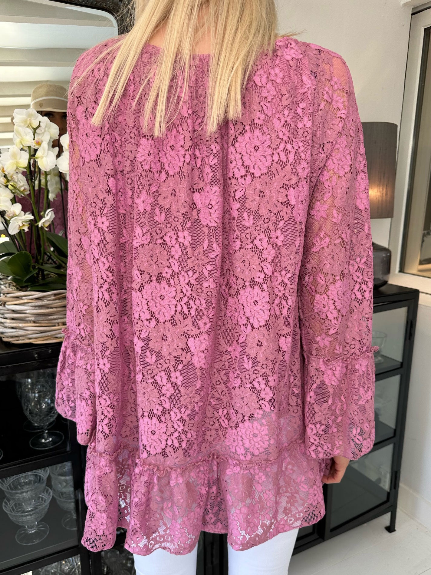 Trille - Sød blondetunika med flæsekant