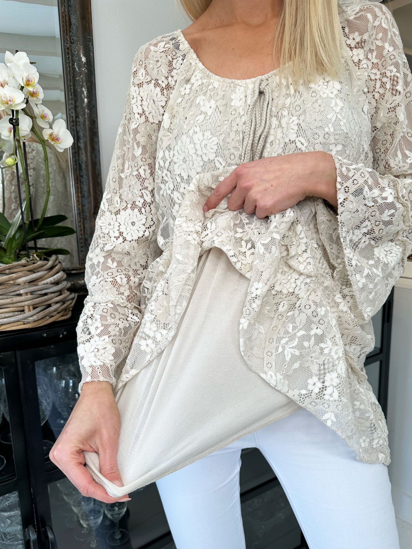 Trille - Sød blondetunika med flæsekant