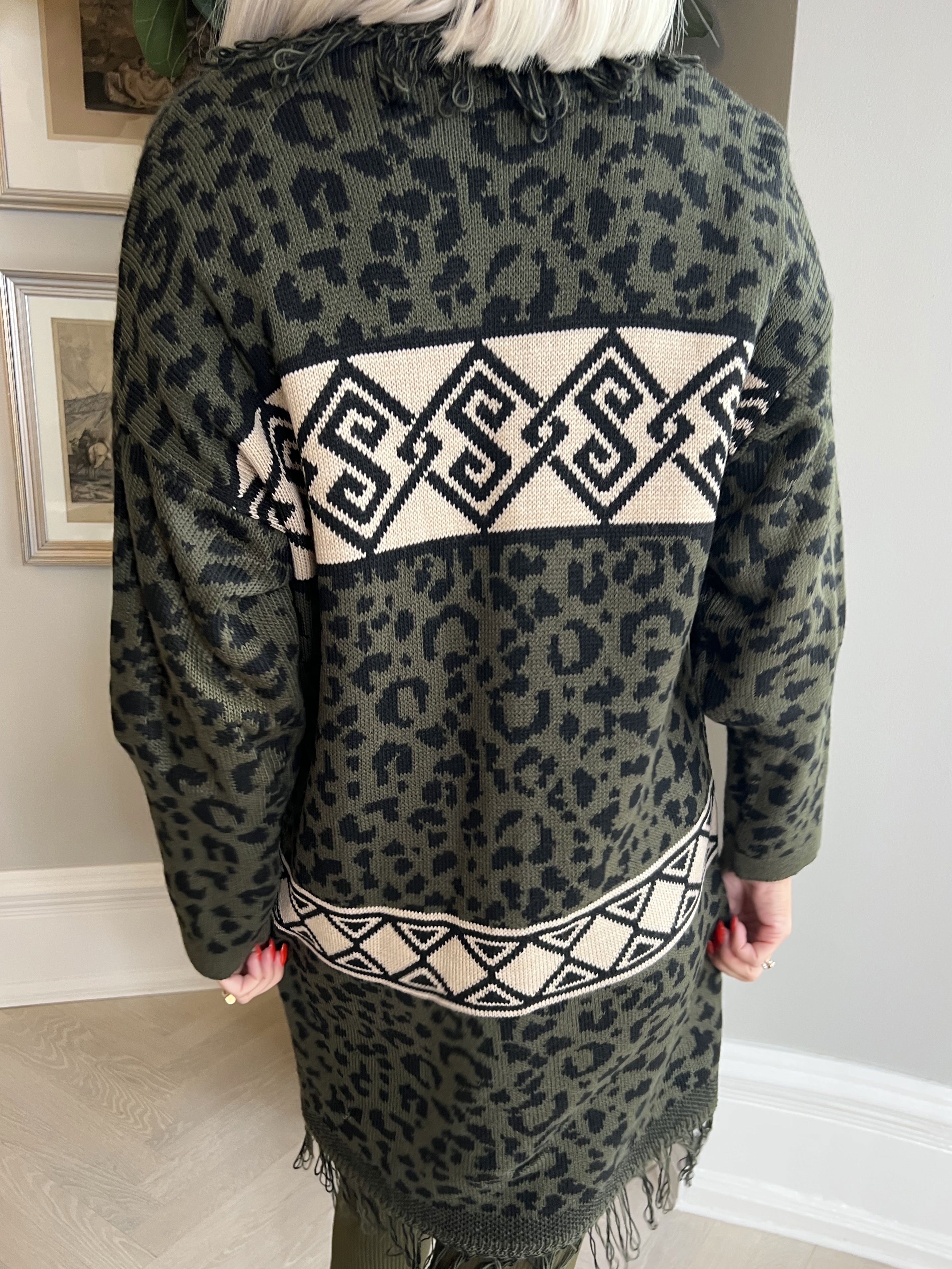 Hadia - Plus size strikcardigan med leopardmønster