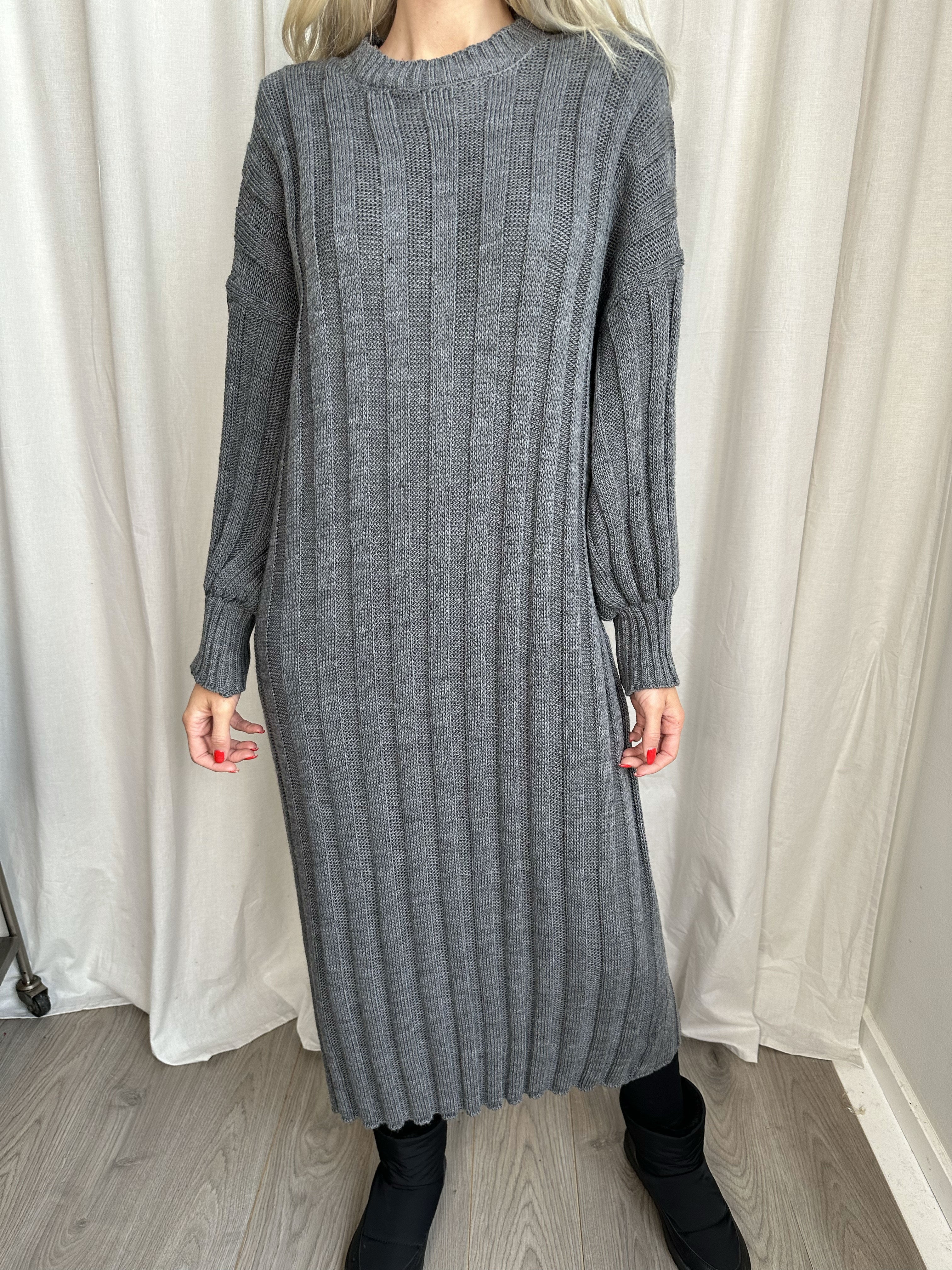 Ava - Lang strikkjole med ballonærmer