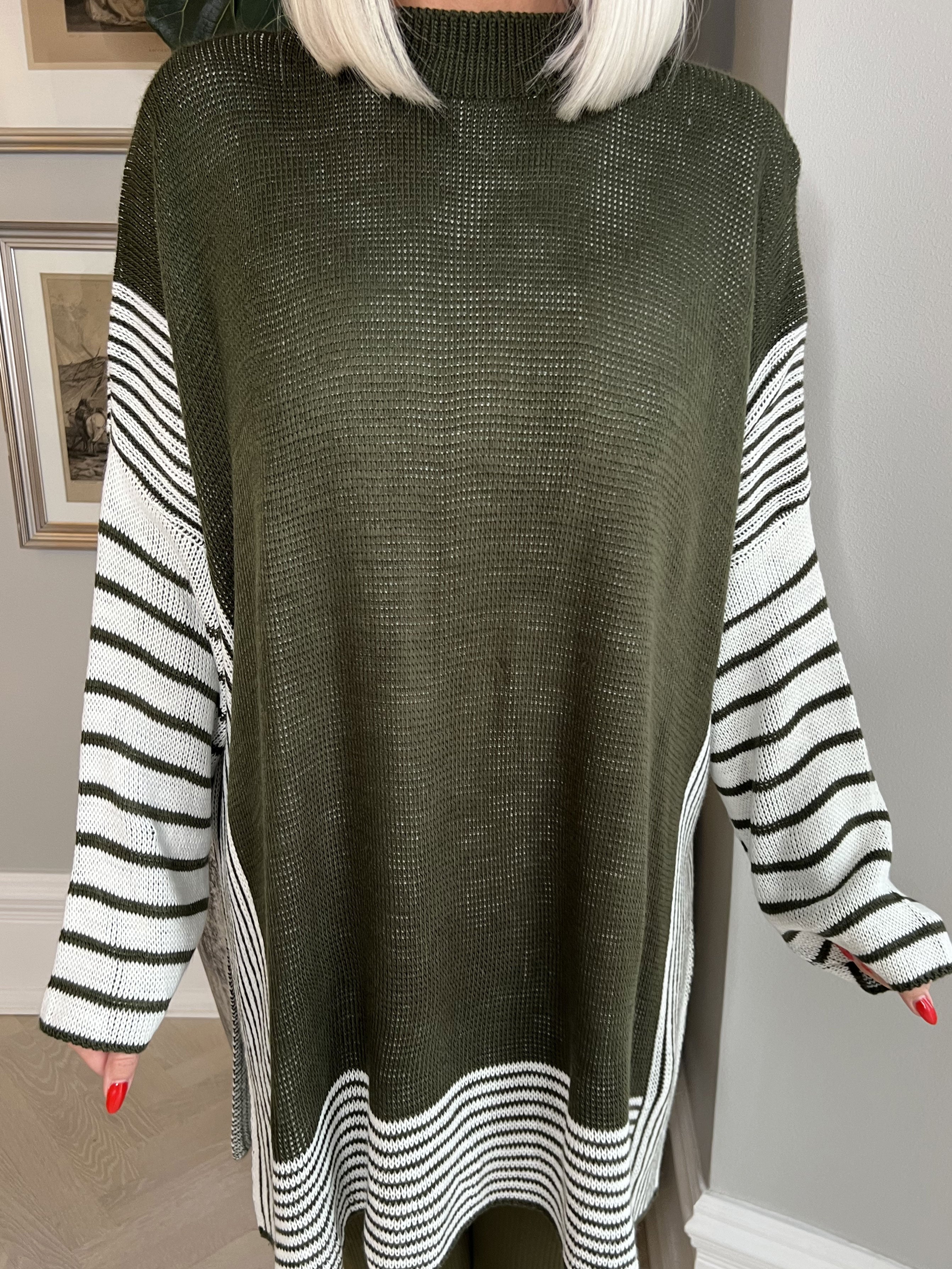 Akulina - Tofarvet stribet strik med turtleneck