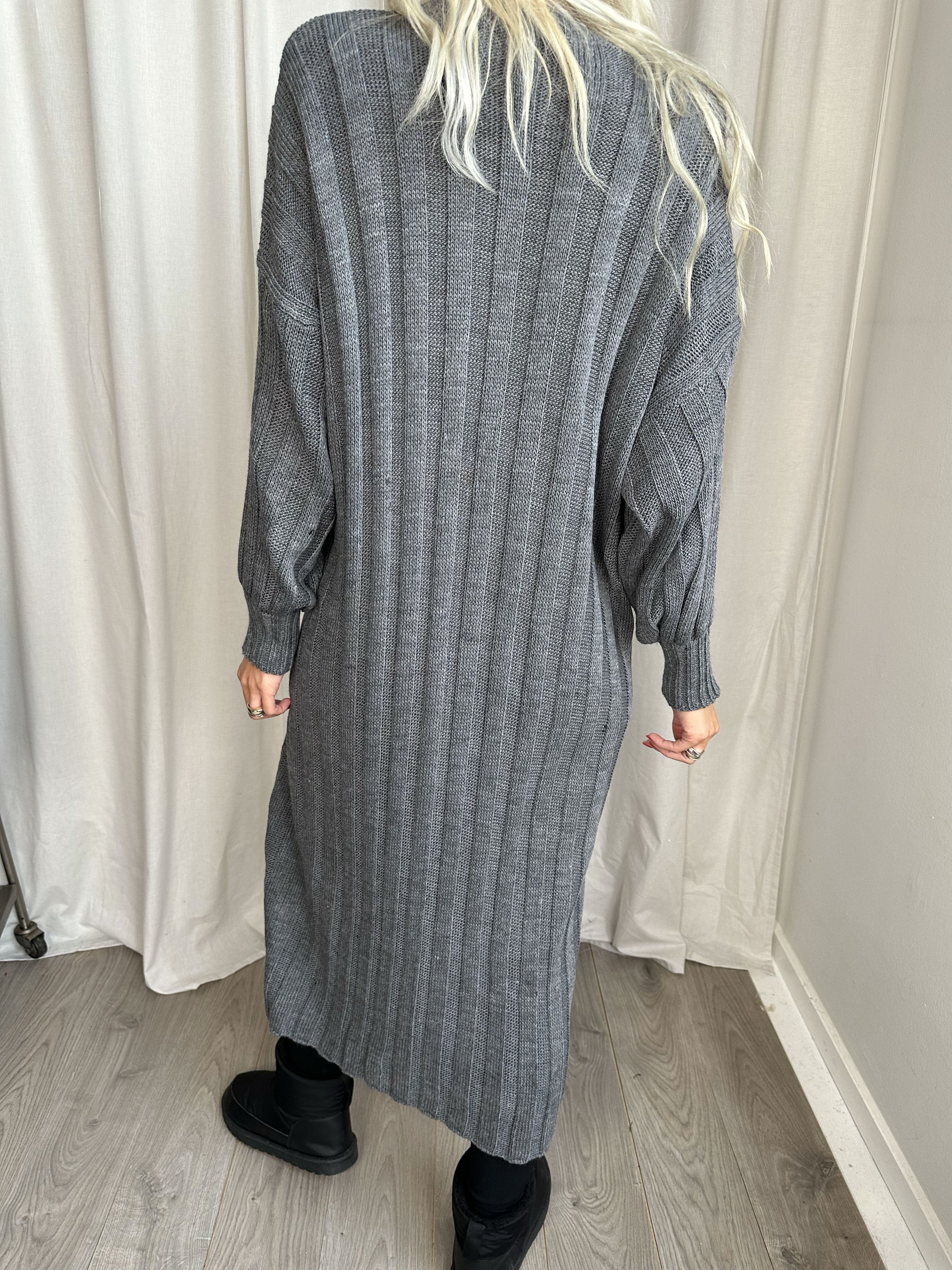 Ava - Lang strikkjole med ballonærmer