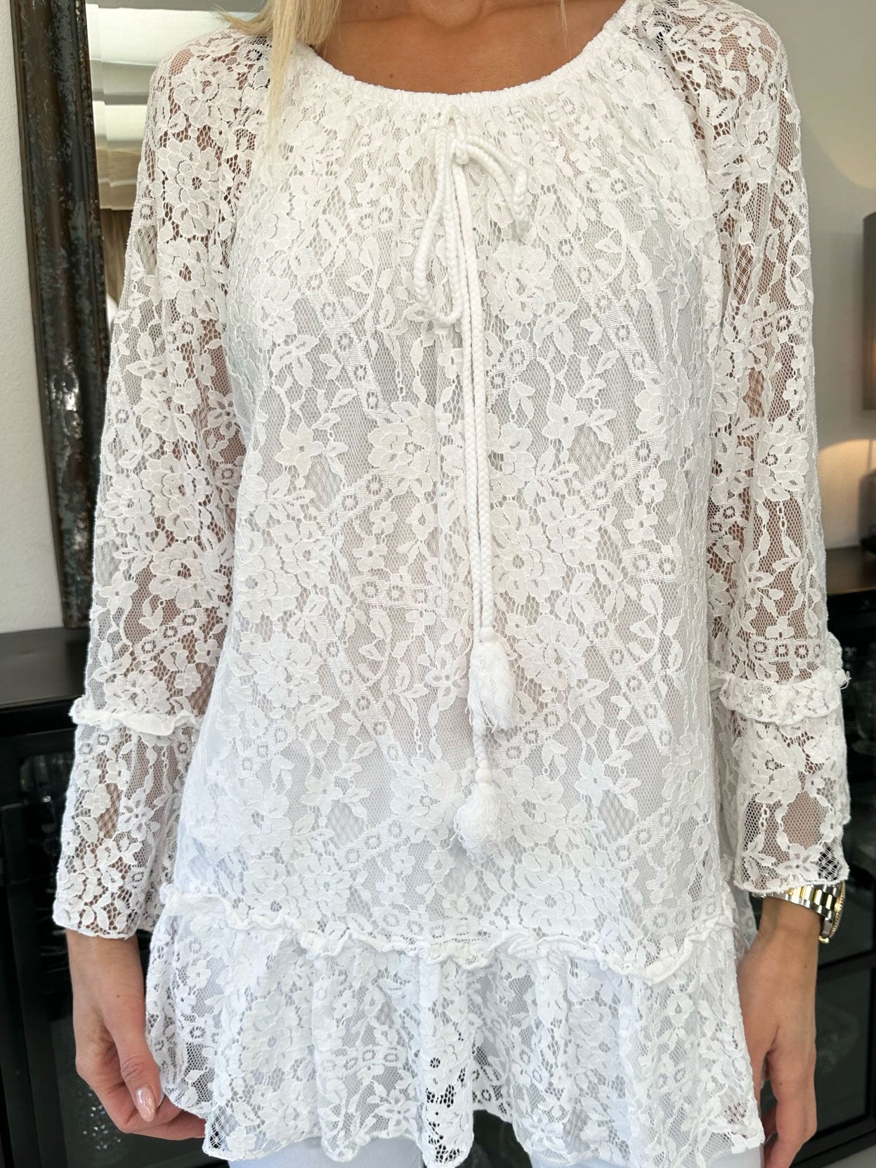 Trille - Sød blondetunika med flæsekant