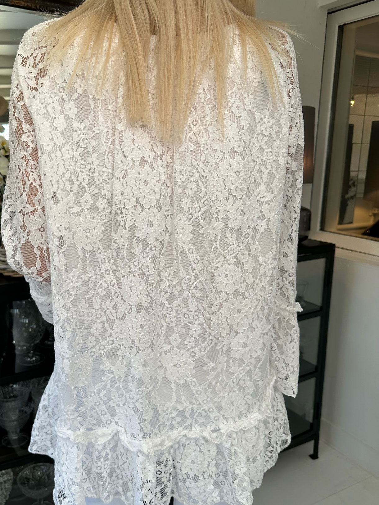 Trille - Sød blondetunika med flæsekant