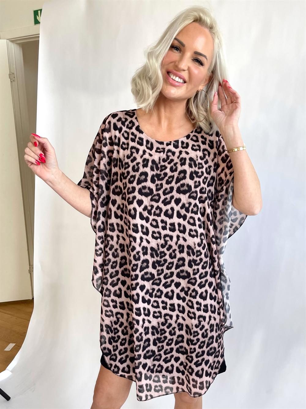 Kenya Leo - Tunikakjole med chiffonlag i leopardprint