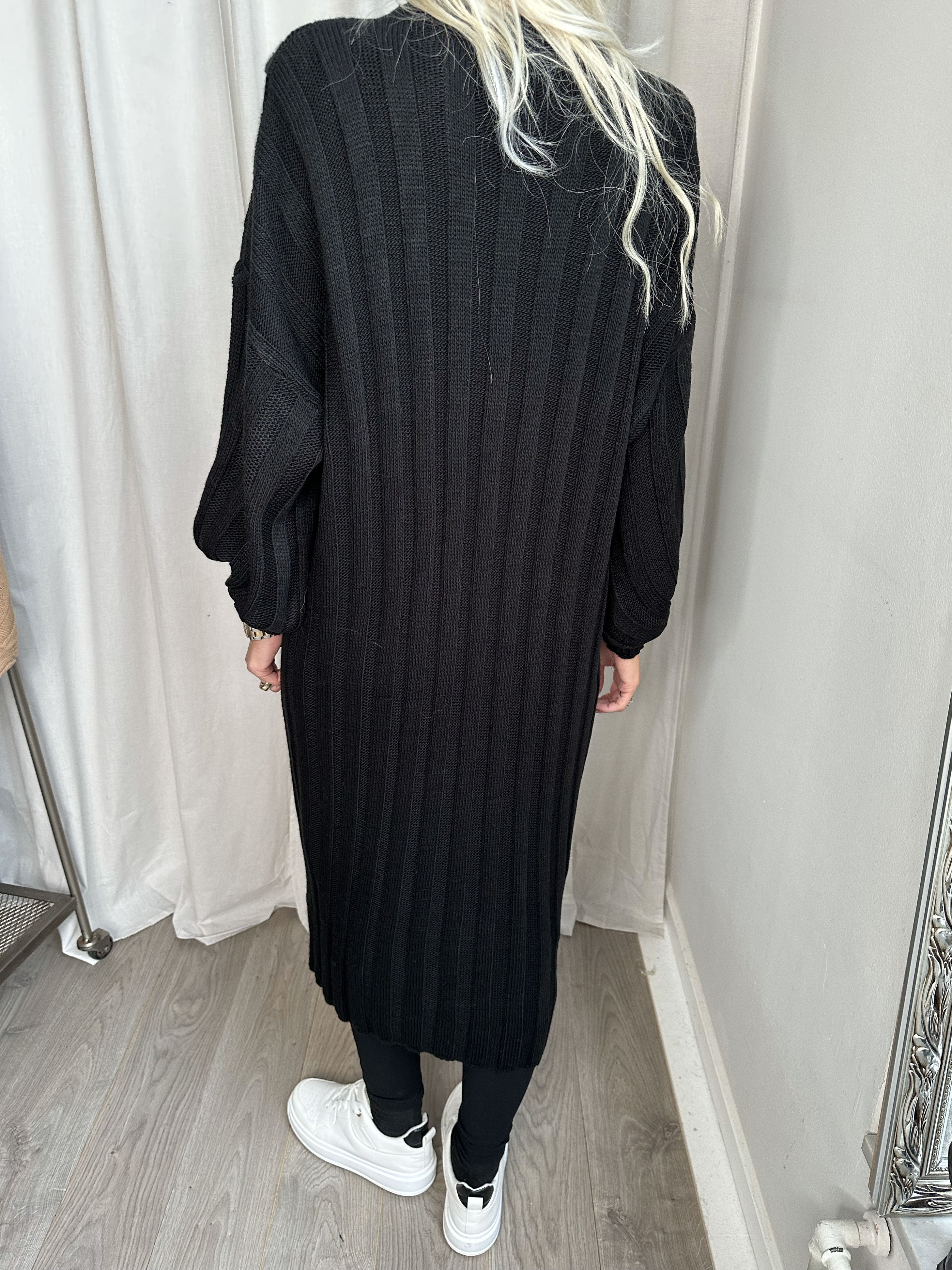 Ava - Lang strikkjole med ballonærmer