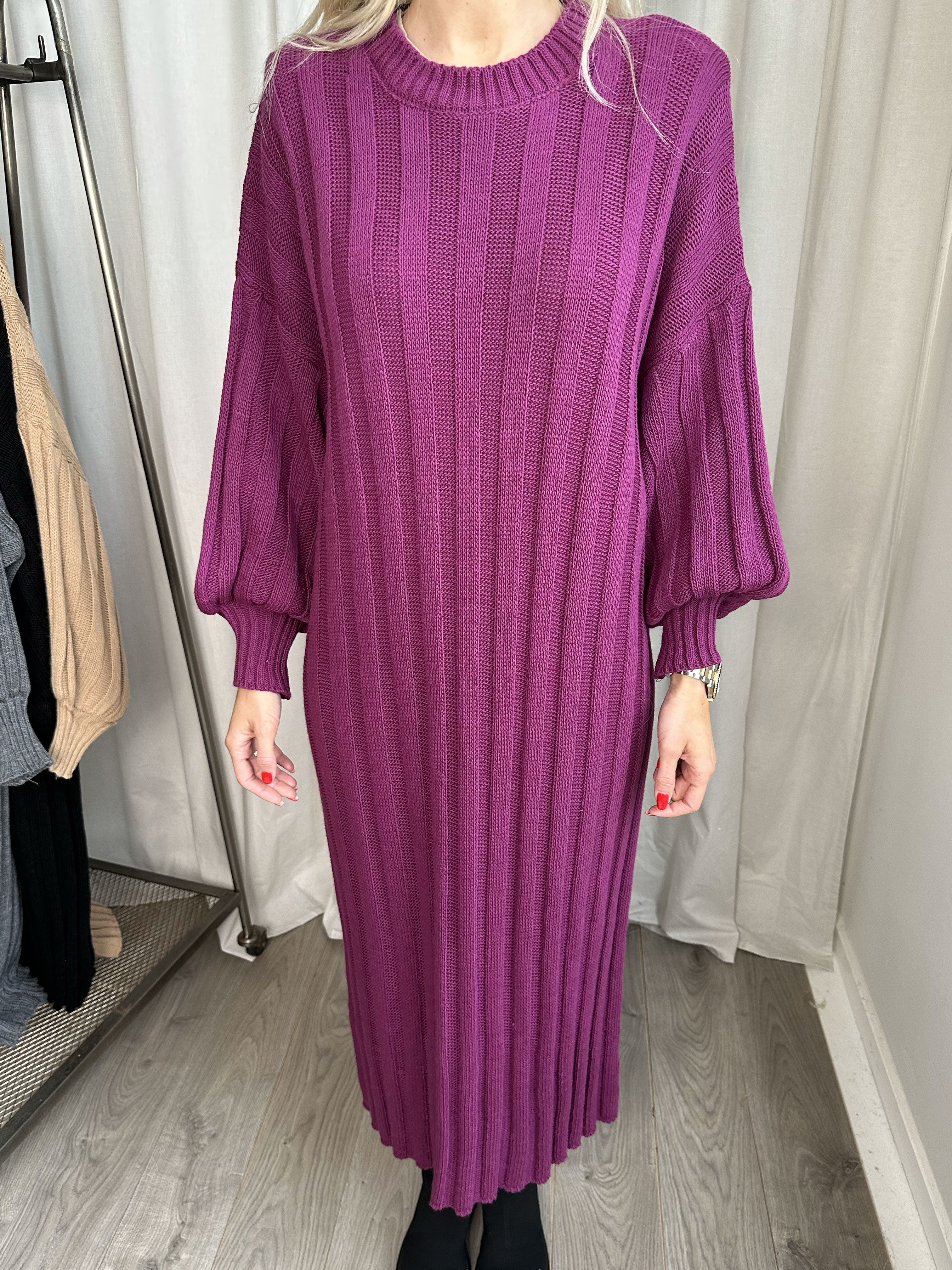 Ava - Lang strikkjole med ballonærmer