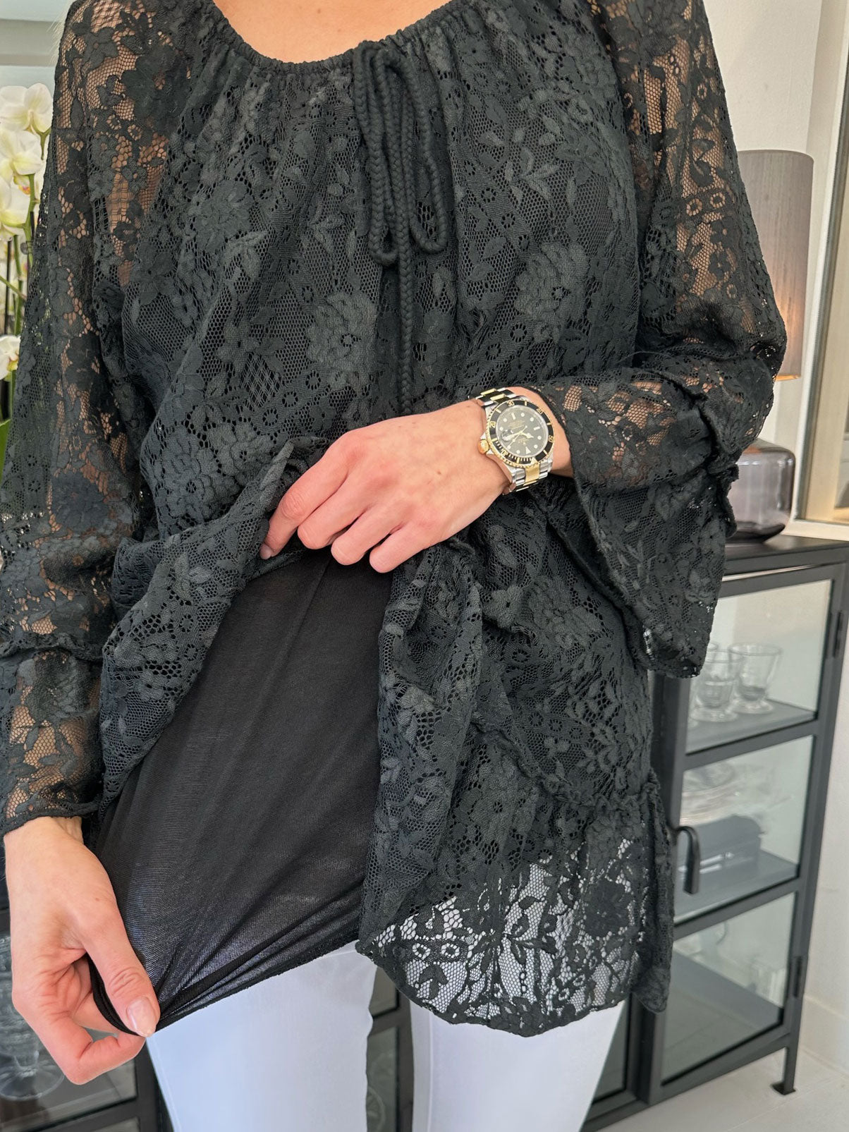 Trille - Sød blondetunika med flæsekant