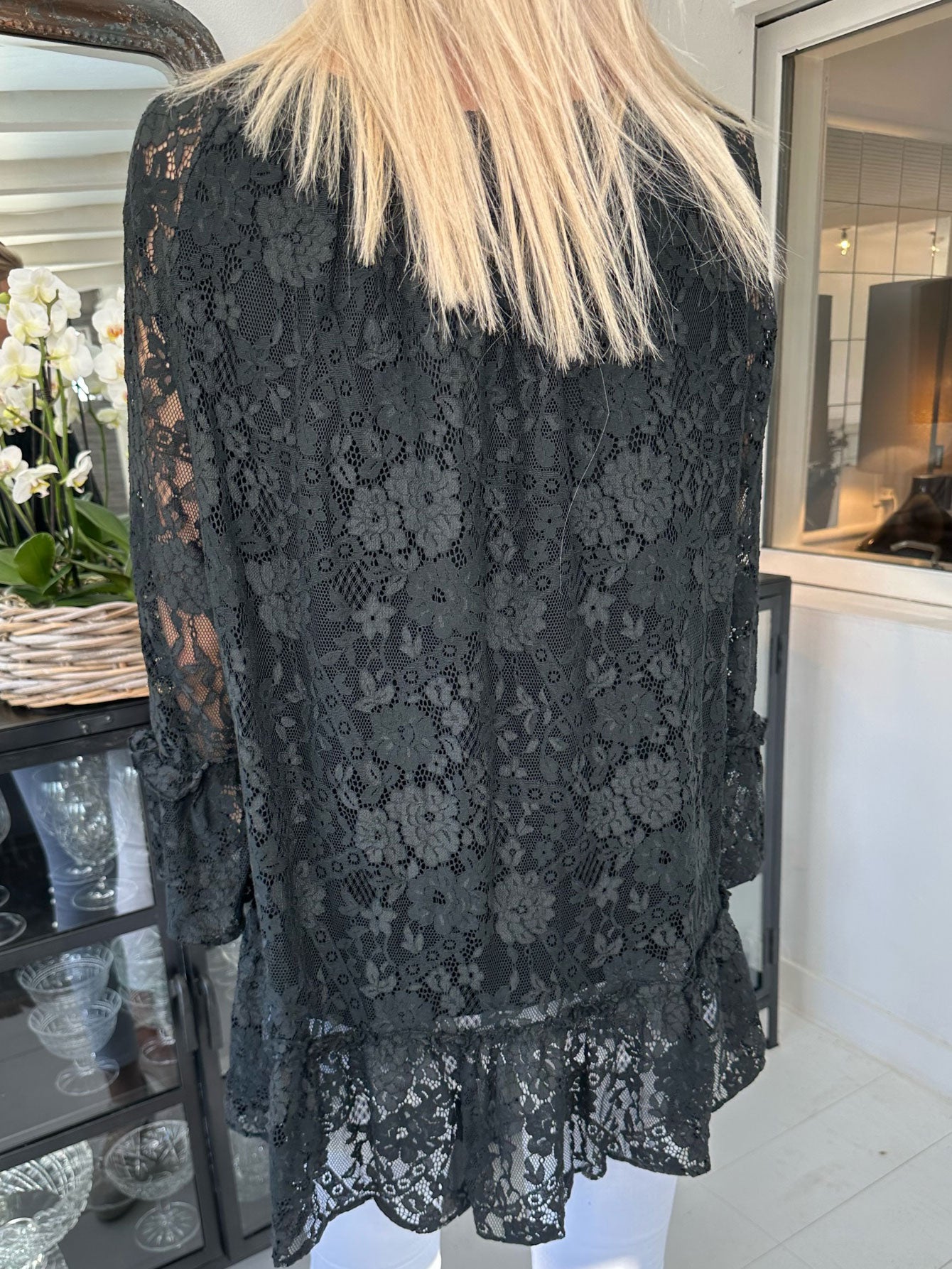 Trille - Sød blondetunika med flæsekant