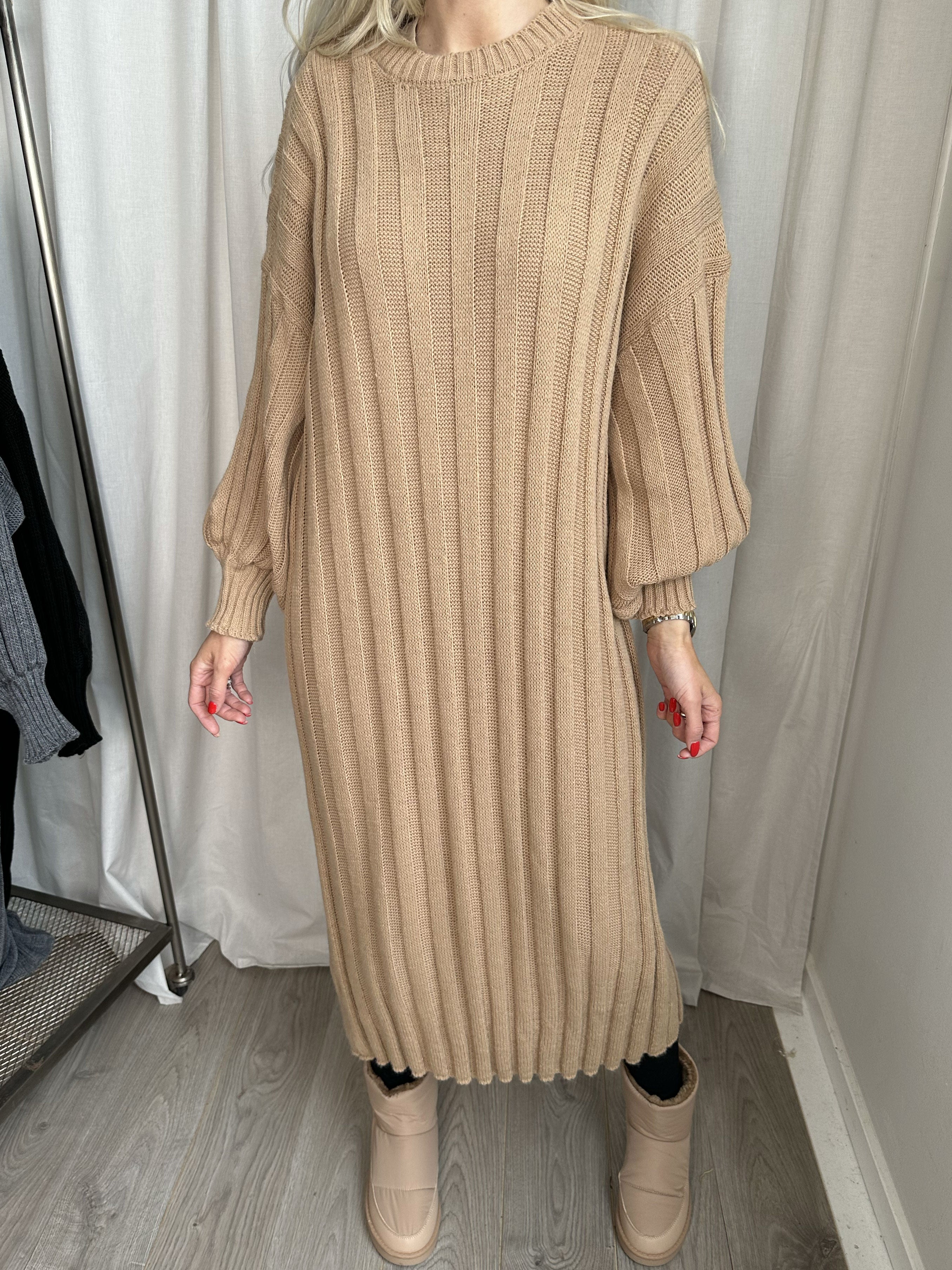 Ava - Lang strikkjole med ballonærmer