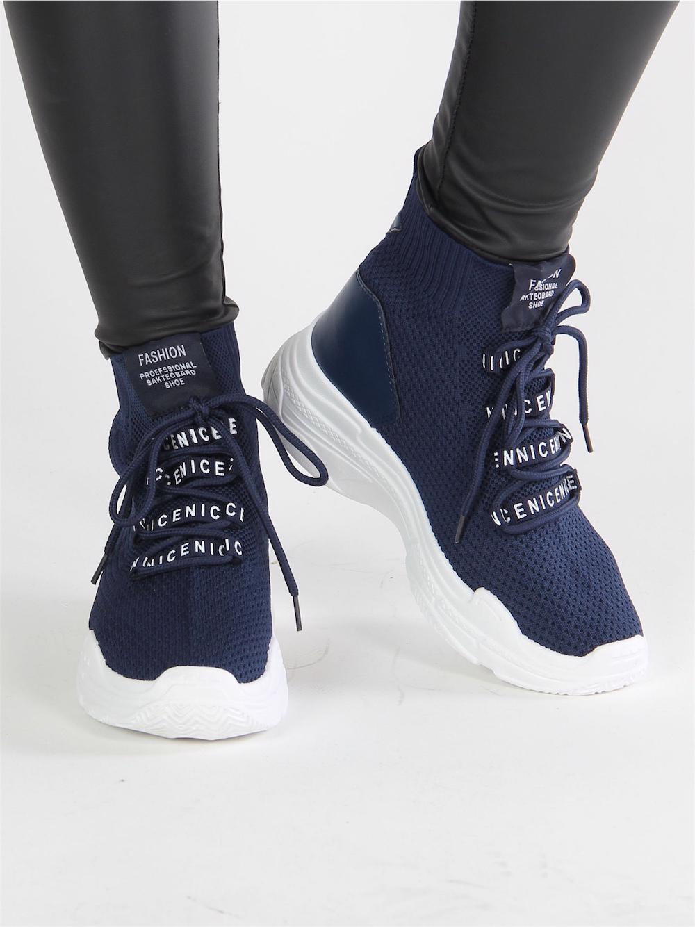 Raissa - Sort sokkesneaker med hvid sål og detaljer ved snørrebånd