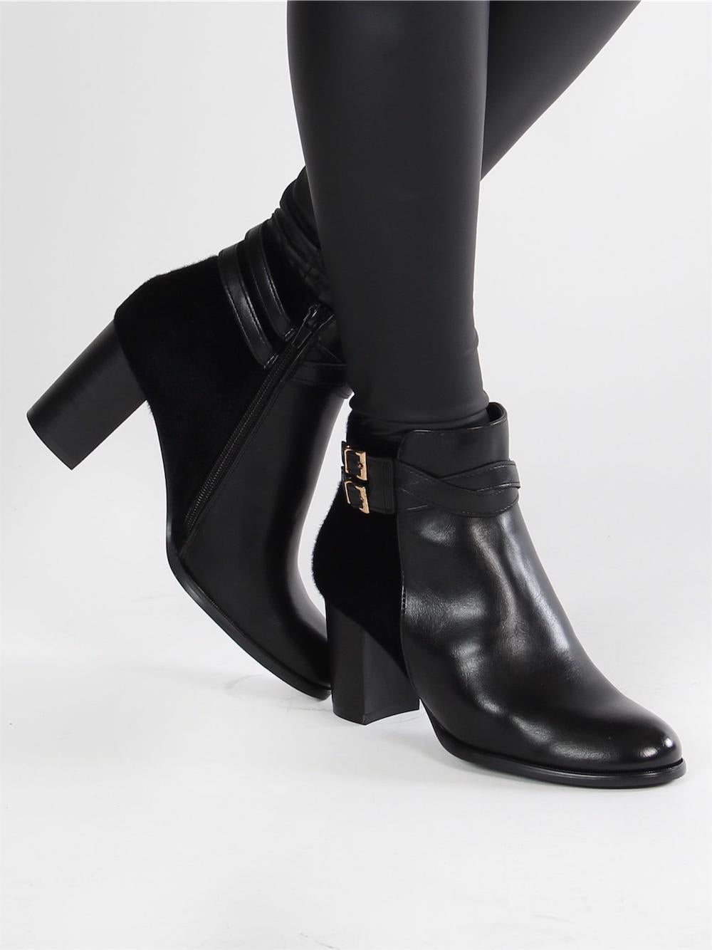 Megan - Sorte støvler med hæl og små guldspænder
